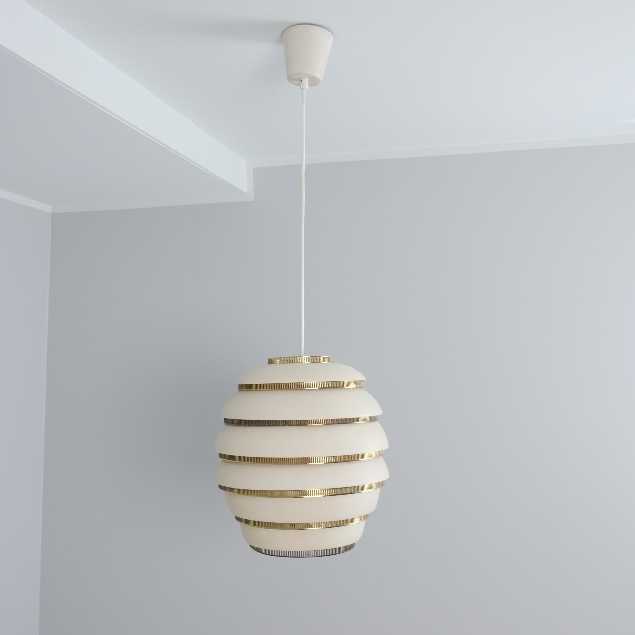 Questo è uno dei progetti di illuminazione più iconici di Alvar Aalto. È stato progettato per la prima volta nel 1953. Il design è incredibilmente semplice e prende spunto dalla natura, imitando le arnie appese agli alberi. È così leggero che sembra