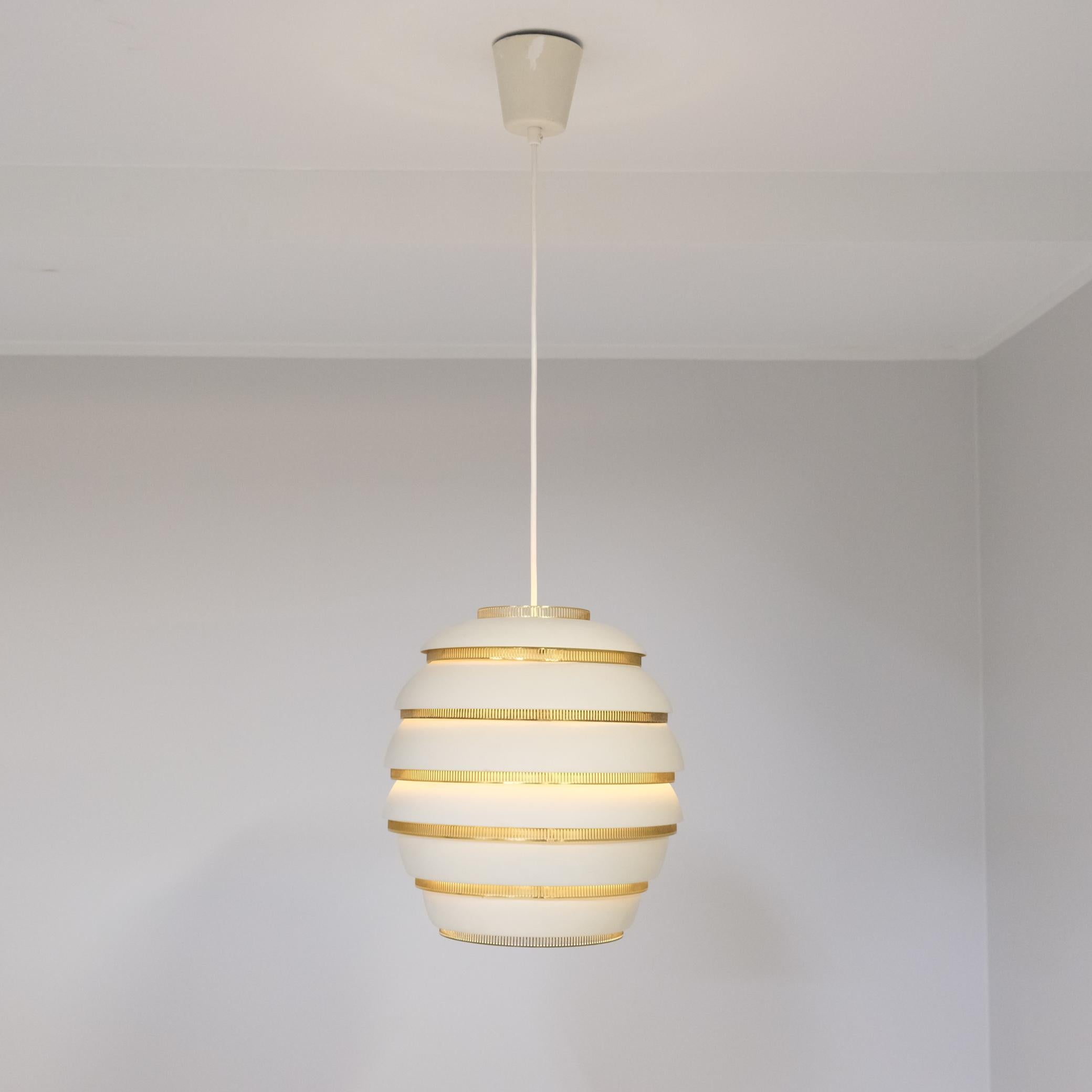 Scandinavo moderno Ciondolo ad alveare Alvar Aalto A332 in bianco e ottone, Valaistustyö anni '50 in vendita