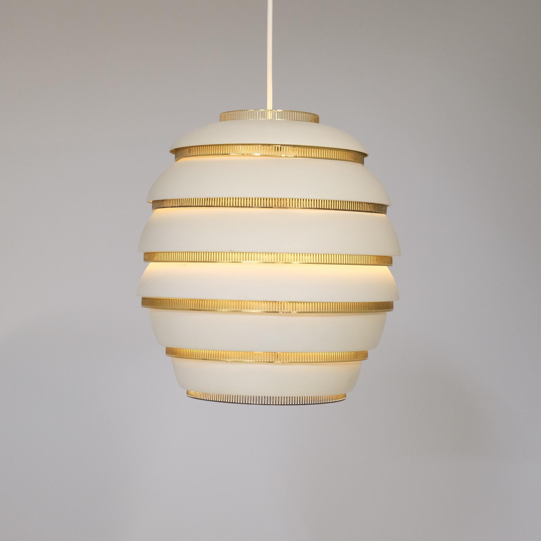 Finlandese Ciondolo ad alveare Alvar Aalto A332 in bianco e ottone, Valaistustyö anni '50 in vendita