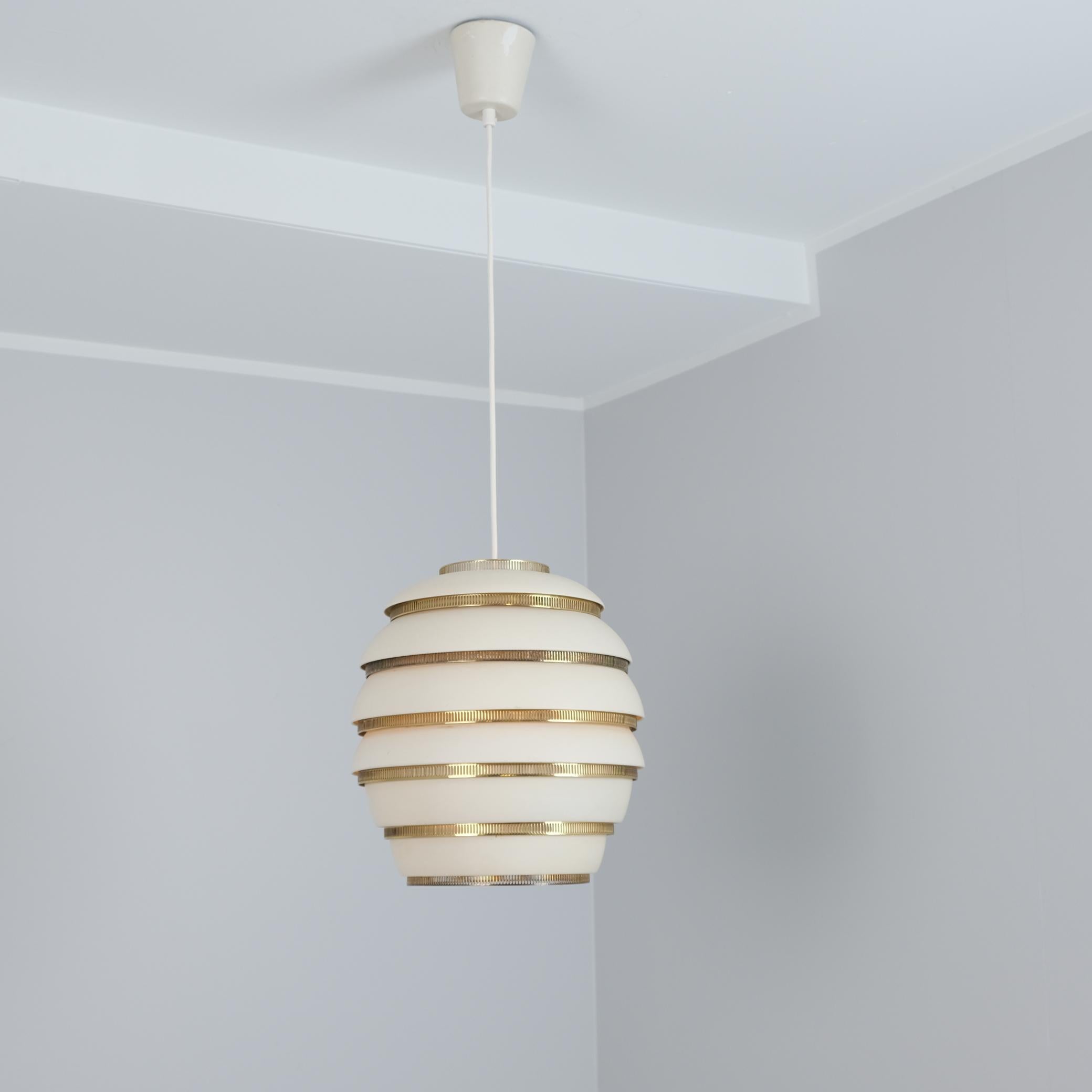 Ciondolo ad alveare Alvar Aalto A332 in bianco e ottone, Valaistustyö anni '50 In condizioni buone in vendita a Helsinki, FI