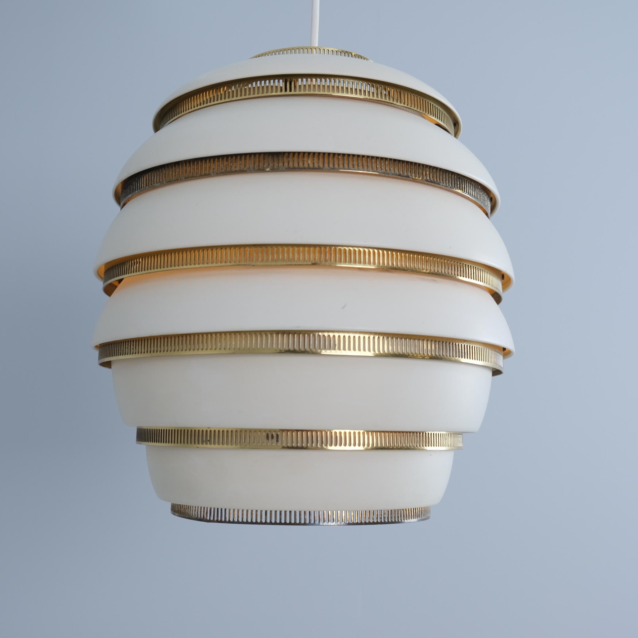 Metà XX secolo Ciondolo ad alveare Alvar Aalto A332 in bianco e ottone, Valaistustyö anni '50 in vendita