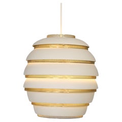Frühe Alvar Aalto A332 Beehive Pendelleuchte in Weiß & Messing, Valaistustyö 1950er Jahre
