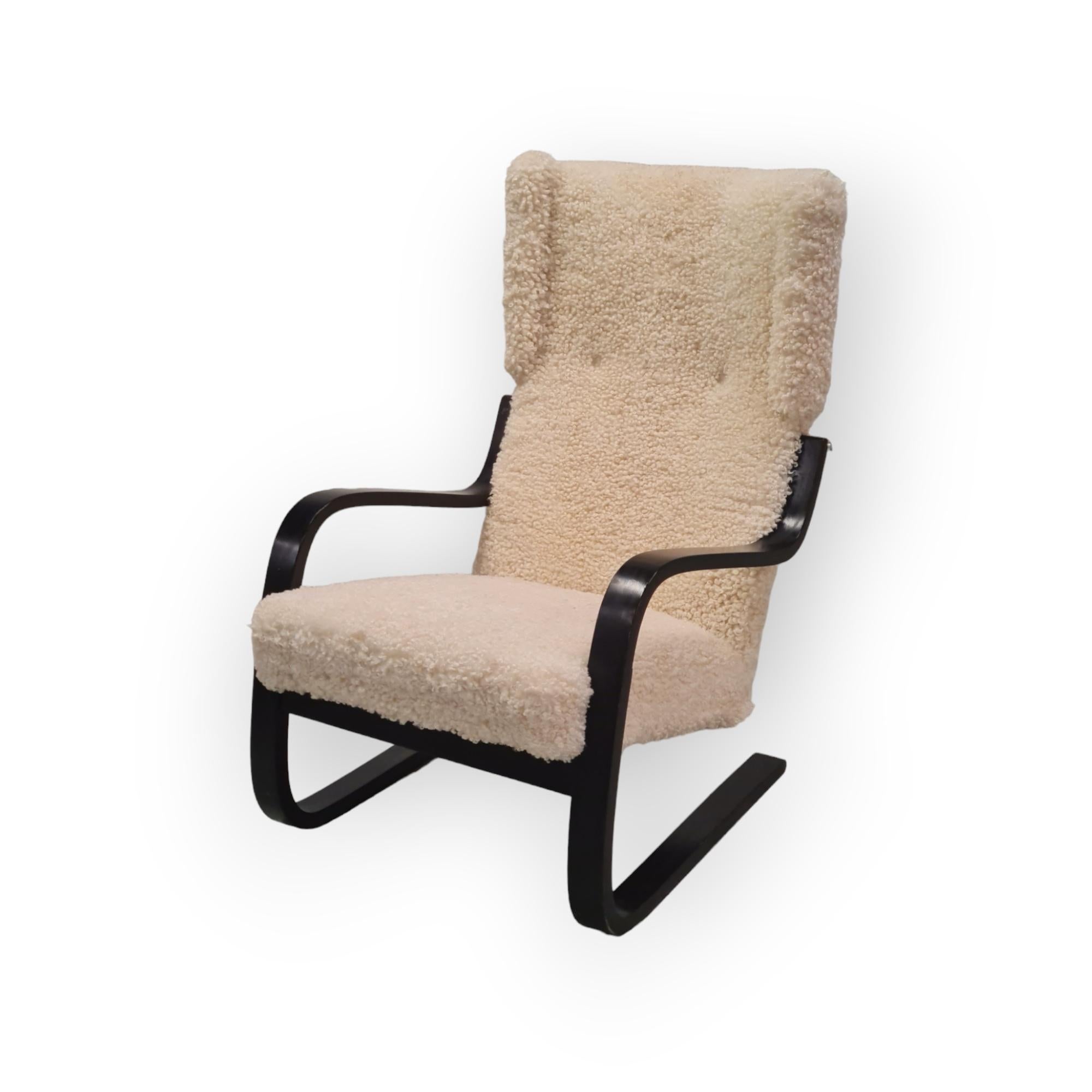 Eine schöne und frühe Version des ikonischen Aalto-Sessels Modell 401, der erstmals 1933 entworfen wurde. Der Stuhl 401 war Teil des ikonischen Paimio-Sanatoriums, das den Namen Aalto im Grunde genommen zu architektonischem Ruhm verhalf.
Der Stuhl