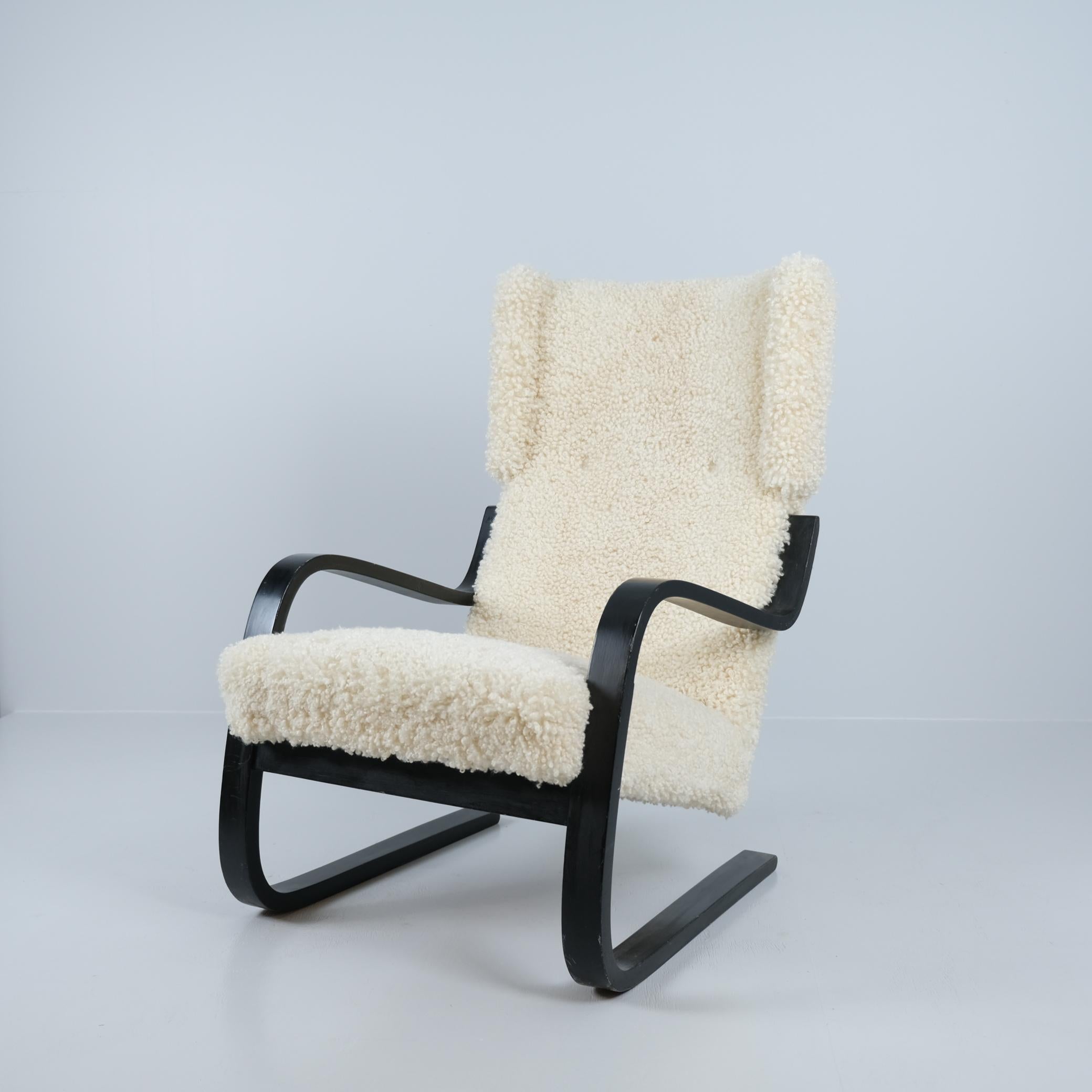 Una bellissima e precoce versione dell'iconica poltrona 401 di Aalto, disegnata per la prima volta nel 1933. La sedia 401 faceva parte dell'iconico Sanatorio di Paimio che ha lanciato il nome di Aalto+Aalto alla ribalta dell'architettura.
La sedia è