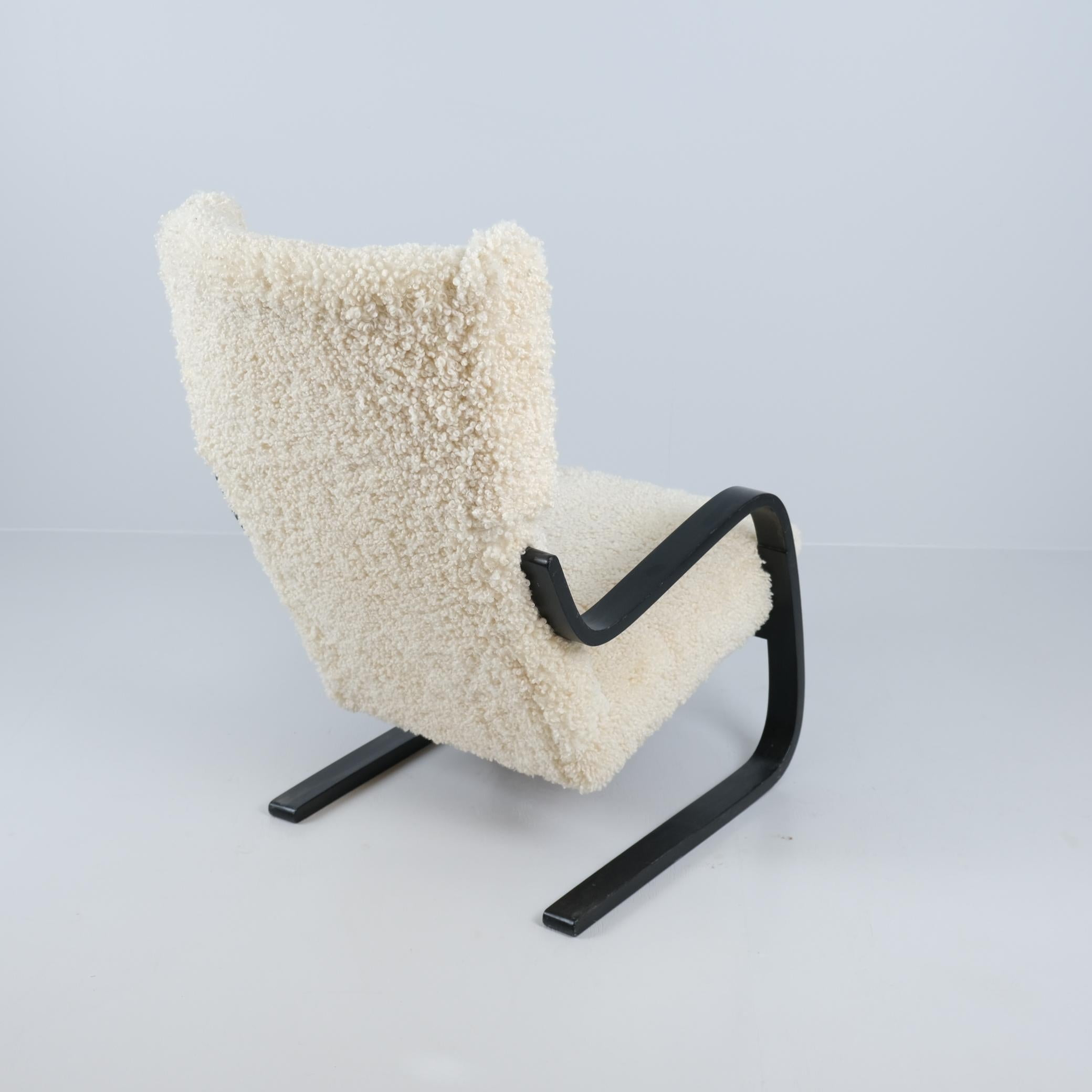 Finlandese Poltrona Alvar Aalto Modello 401 in pelle di pecora bianca, Artek anni '40 in vendita