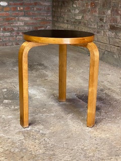 Sgabello in betulla e laminato nero dei primi anni di Alvar Aalto per Artek 60