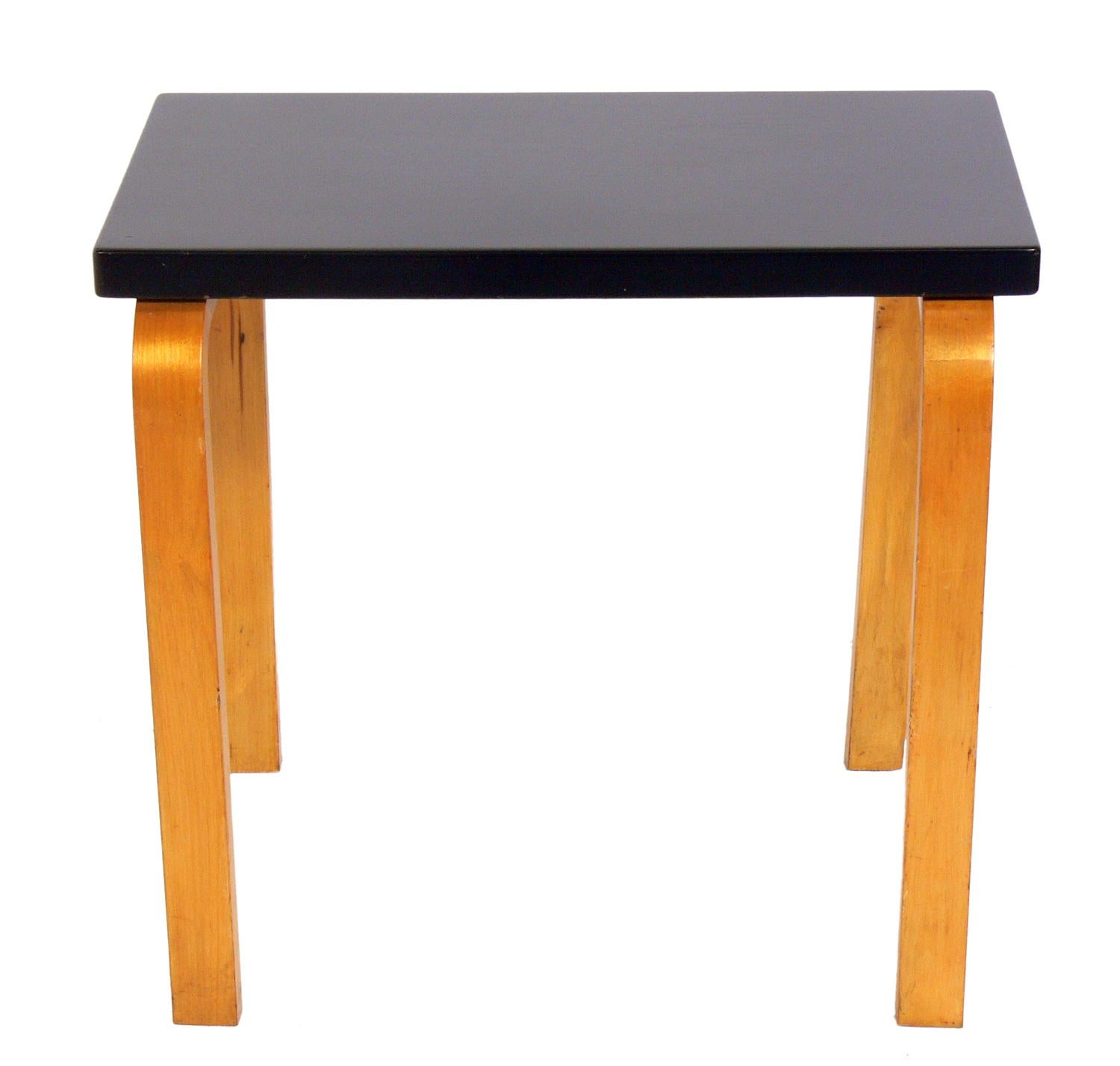 Table d'appoint en bois courbé, conçue par Alvar Aalto pour Finmar, Finlande, vers les années 1940. Exemple classique du design moderne danois.