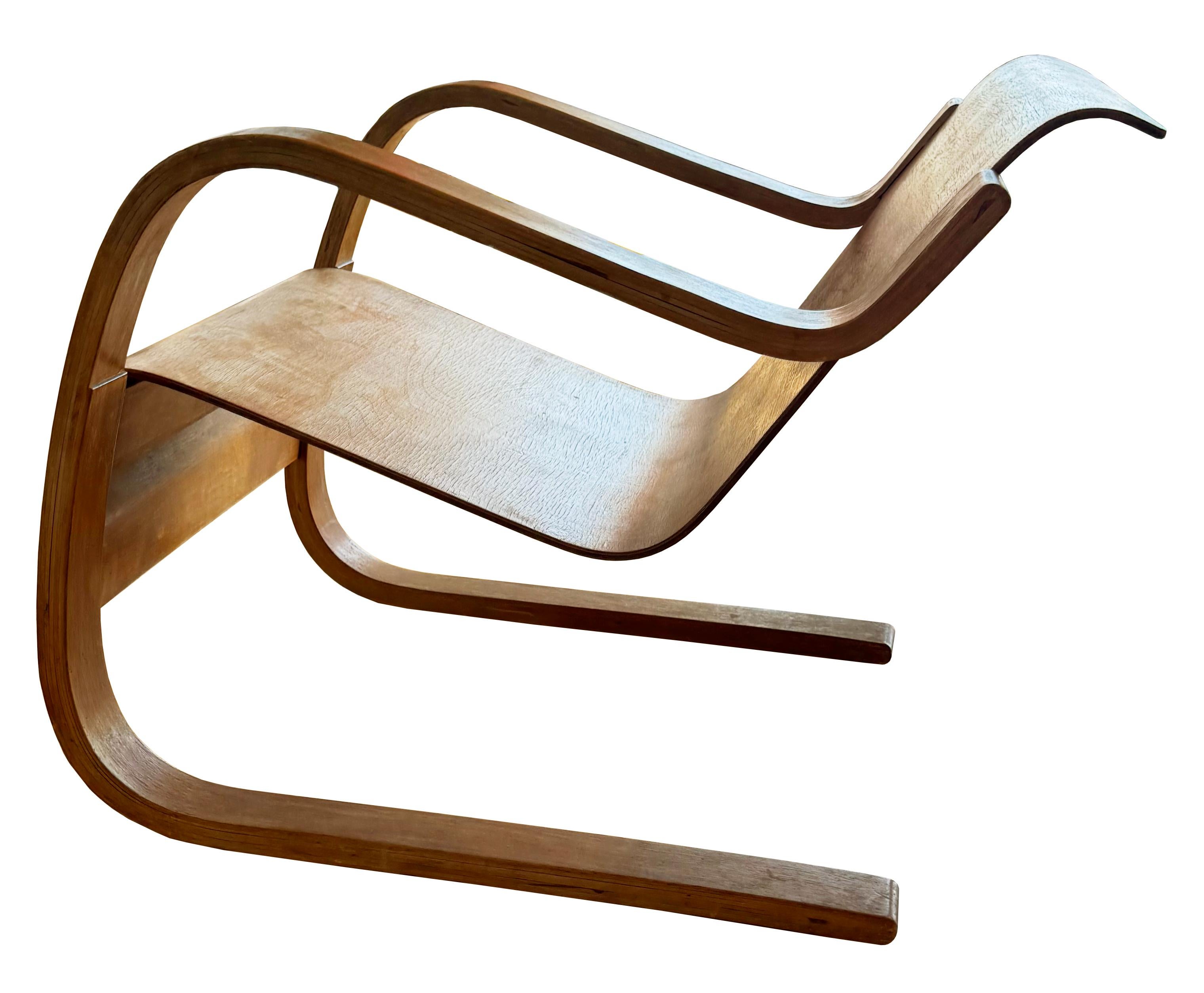 Un exemple exceptionnellement précoce de la chaise cantilever n° 31. Également fabriqué par Huonekalu-ha Rakennustyotehdas oy, Turku, Finlande. Ca. 1939.
Cet exemplaire provient du propriétaire d'origine et conserve sa finition d'origine appliquée