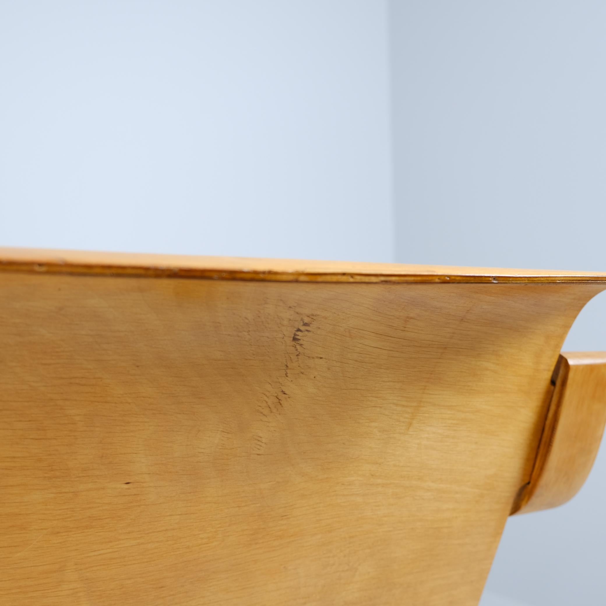 Früher Alvar Aalto-Sprungsstuhl Modell 42, gebogenes Sperrholz und Birke, Artek 1940er Jahre (Mitte des 20. Jahrhunderts) im Angebot