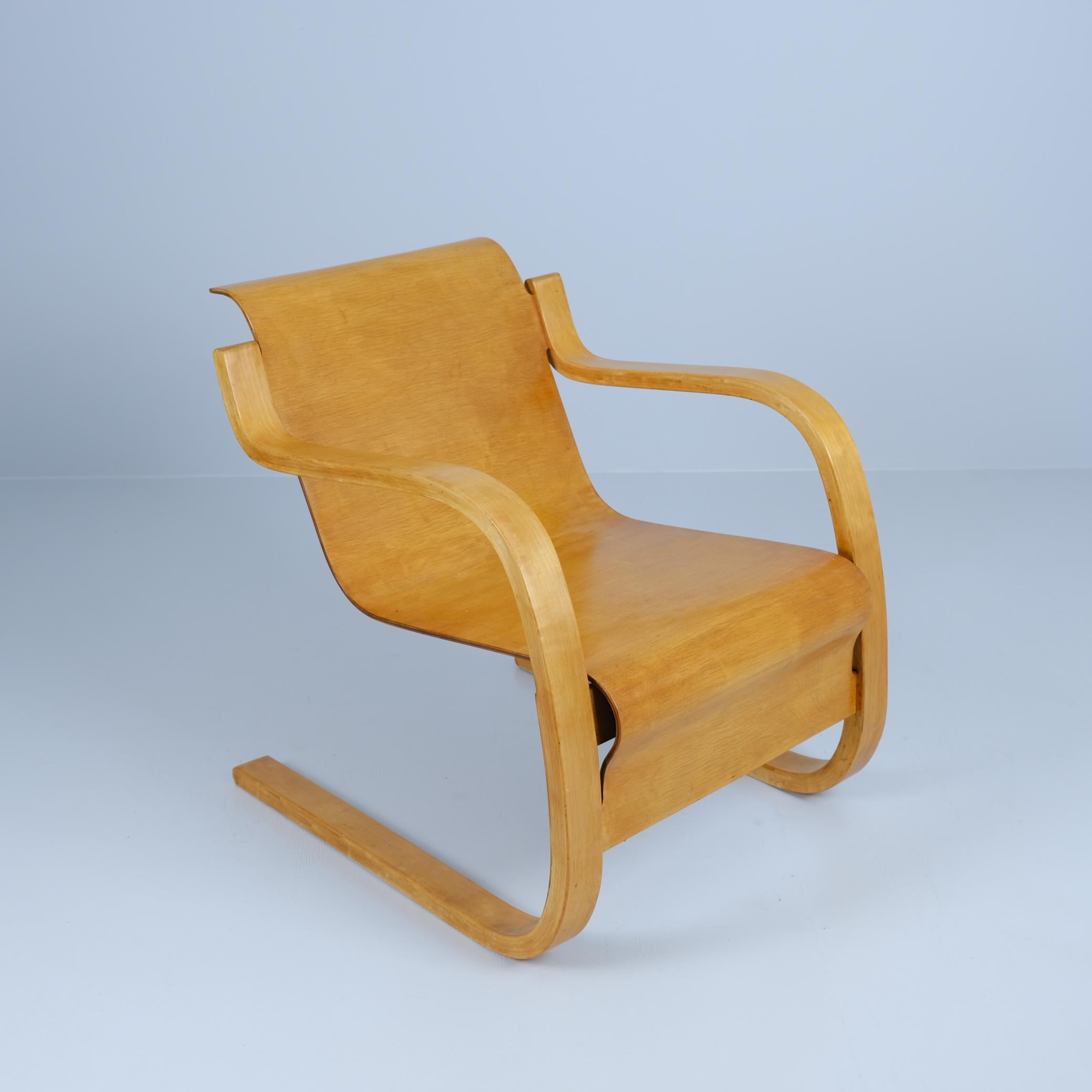 Eines der ikonischsten und schönsten Möbelstücke von Alvar Aalto, der Stuhl Modell 42, auch bekannt als  Federstuhl, 
