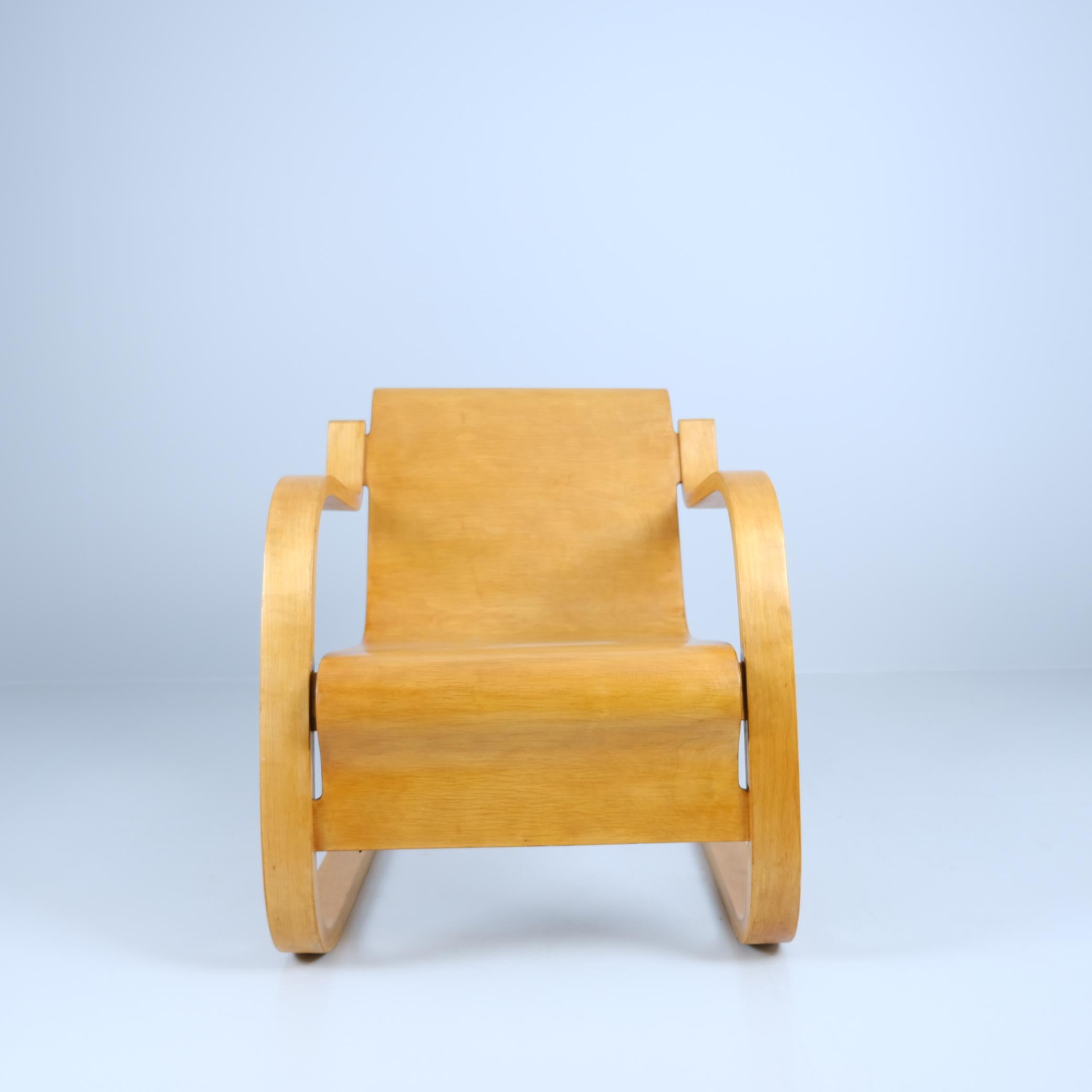 Früher Alvar Aalto-Sprungsstuhl Modell 42, gebogenes Sperrholz und Birke, Artek 1940er Jahre (Skandinavische Moderne) im Angebot