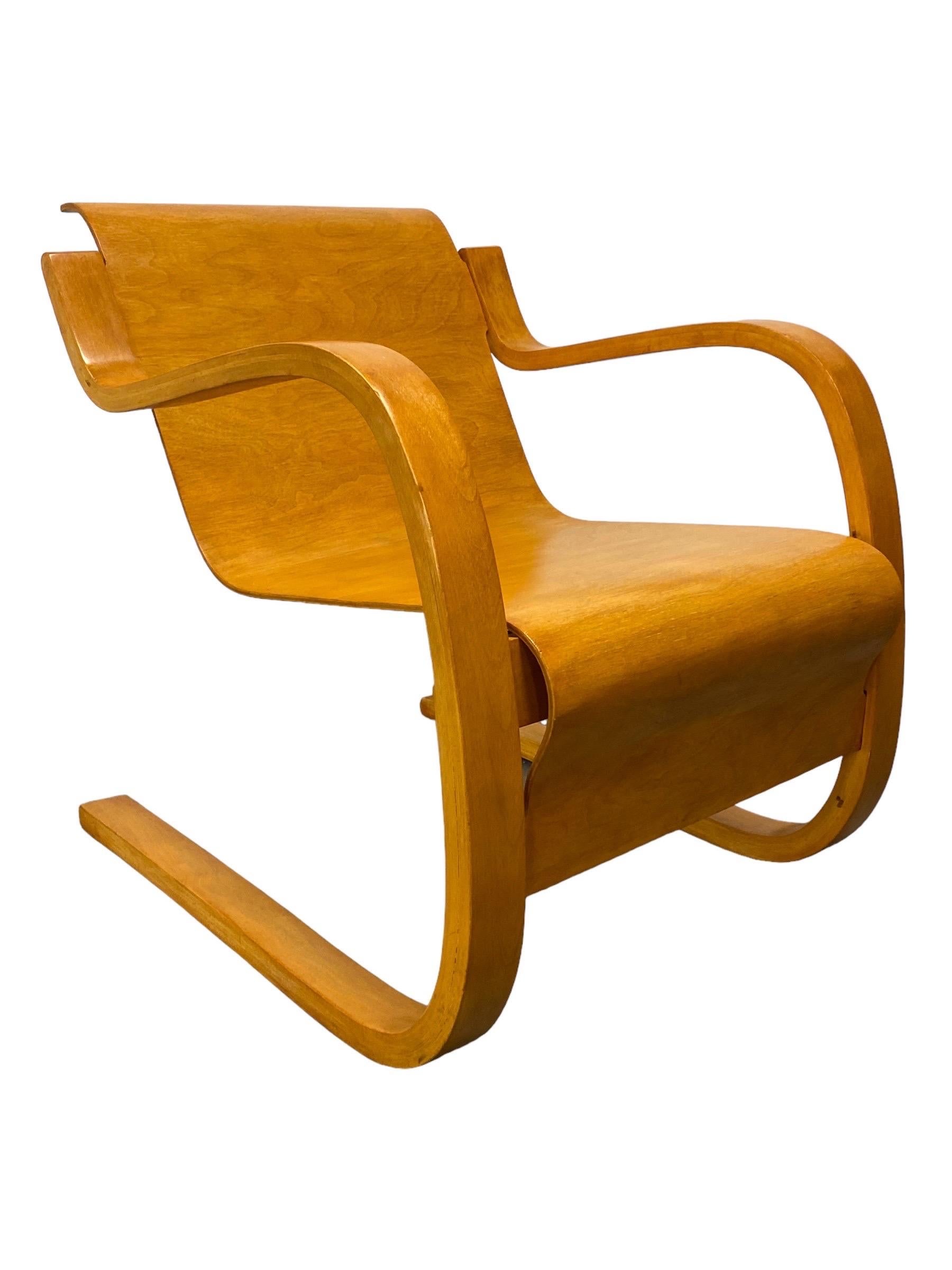 Una delle opere d'arredo più iconiche e raffinate di Alvar Aalto, la sedia modello 42, nota anche come  la sedia a molla, 