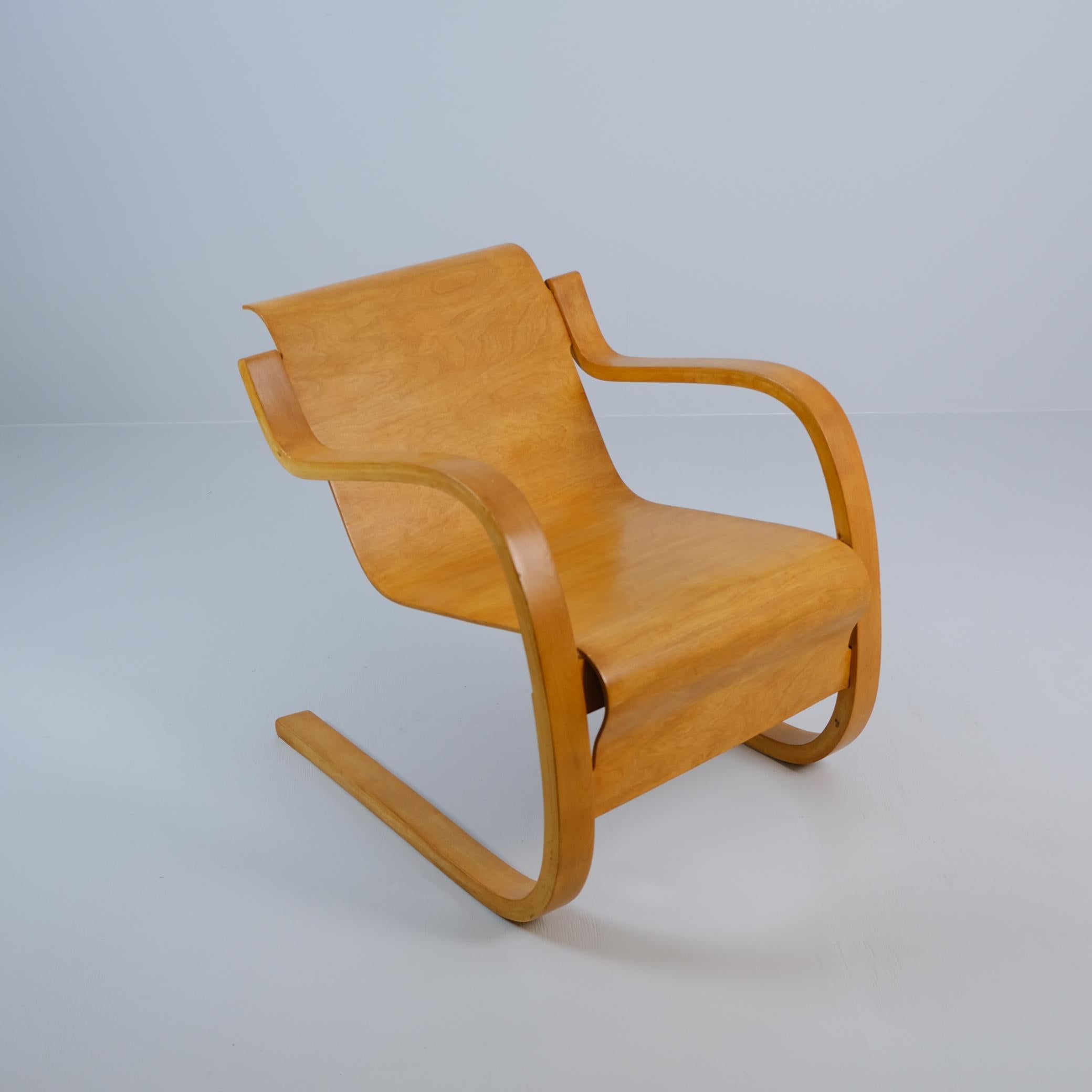 L'une des œuvres les plus emblématiques et les plus raffinées d'Alvar Aalto, la chaise modèle 42, également connue sous le nom de  la chaise à ressort, 