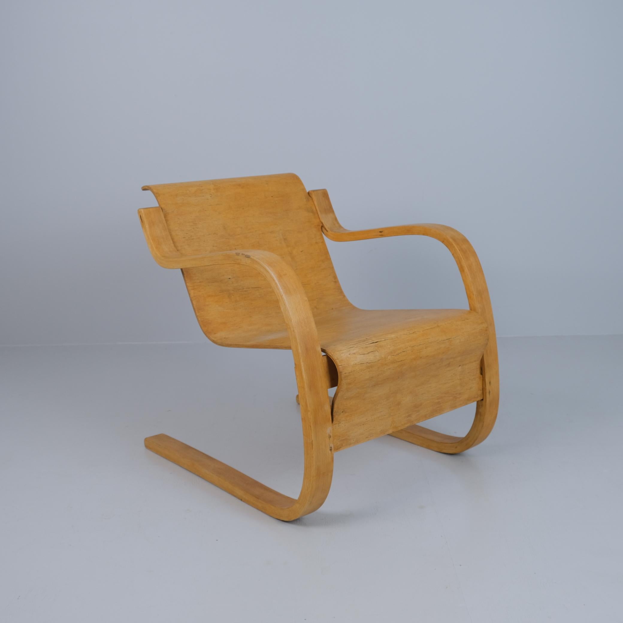 Version rare de l'une des œuvres les plus emblématiques et les plus raffinées du mobilier d'Alvar Aalto, la chaise modèle 42, également connue sous le nom de  la chaise à ressort, 