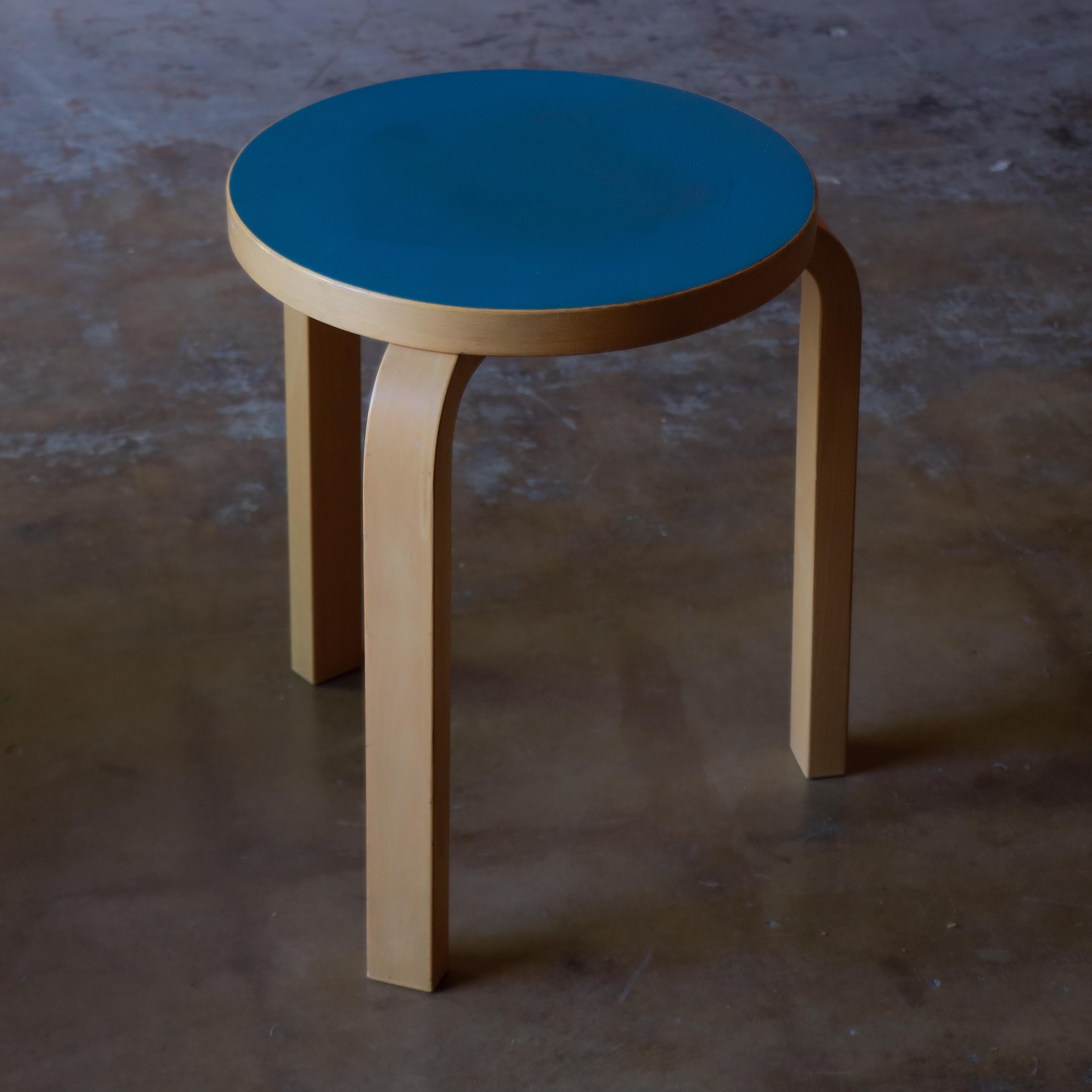 Early Aalto Model 60 Stool in Birch and Teal

Timeless Aalto Model 60 Stool, designed by Alvar Aalto for Artek. Renowned for its minimalist Scandinavian design, this stool features the signature bentwood birch legs paired with a rich teal top,