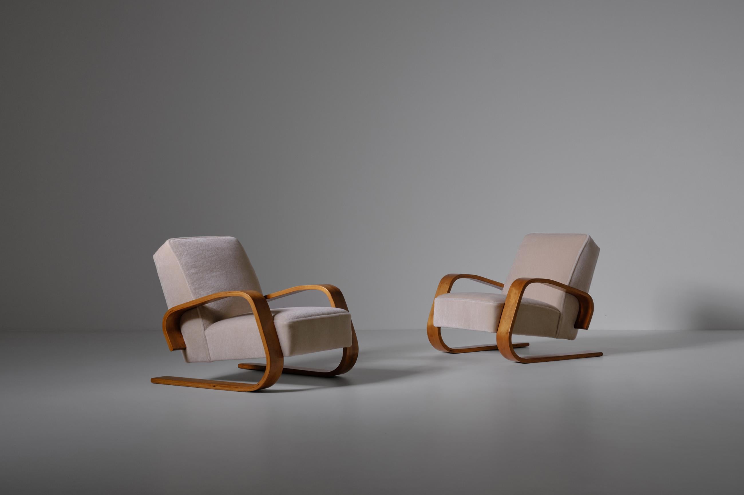 Rare early set of ‘Tank' chairs Model 400 by Alvar Aalto, Finland 1940s. This early chairs has been produced by the first producer: O.Y. Huonekalu-ja Rakennustyötehdas A.b. in Turku. Stunning design out of a laminated bent birch wooden frame and a