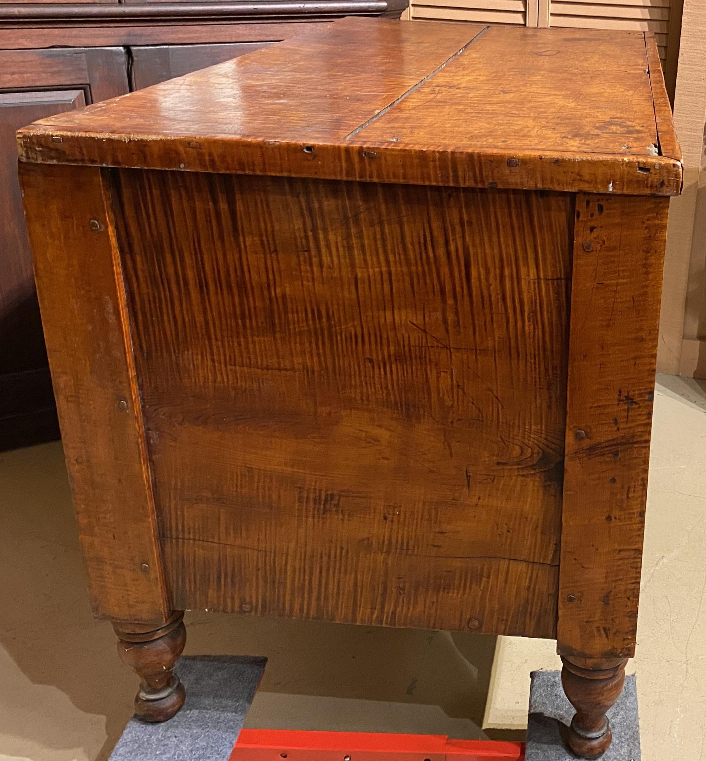 Una grande e meravigliosa cassapanca per coperte o legna da ardere in acero tigrato dei primi anni dell'America Country Sheraton, con venature del legno decise, solidi montanti di sostegno agli angoli e una grande patina generale, sostenuta da