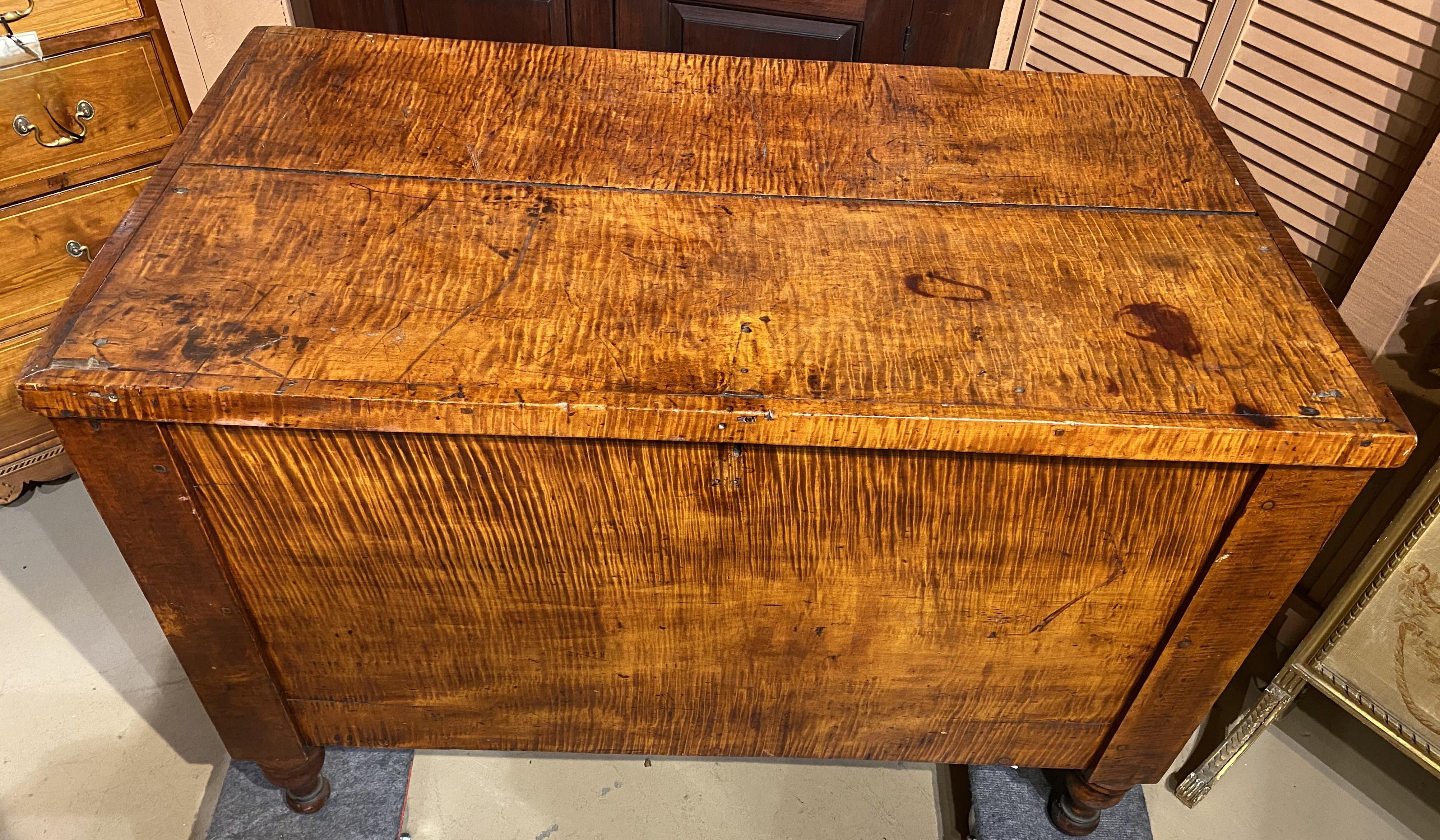 Americano Cassapanca per coperte o cassetta per legna da ardere di Sheraton Tiger dell'inizio del XIX secolo. in vendita