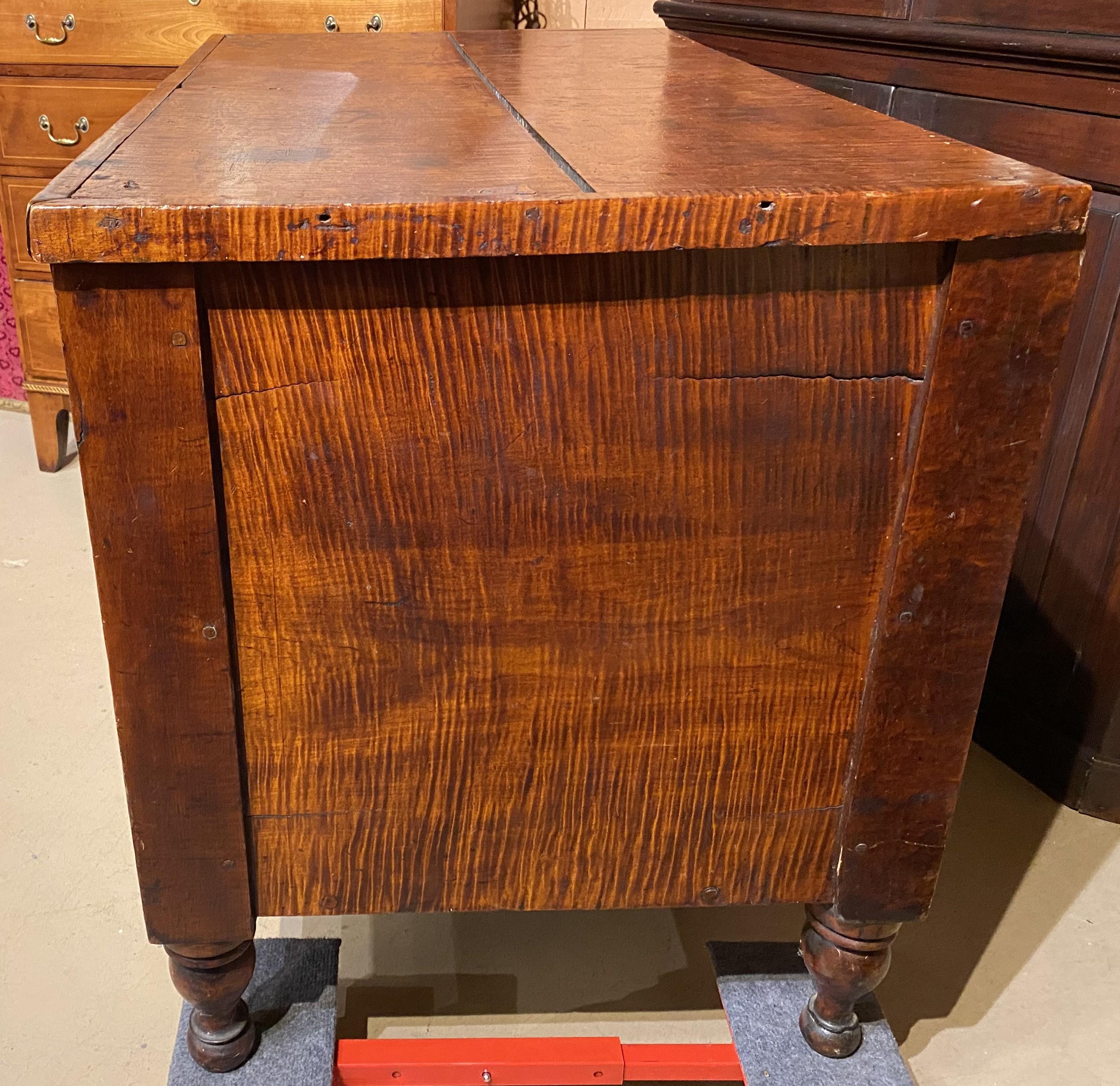 Intagliato a mano Cassapanca per coperte o cassetta per legna da ardere di Sheraton Tiger dell'inizio del XIX secolo. in vendita