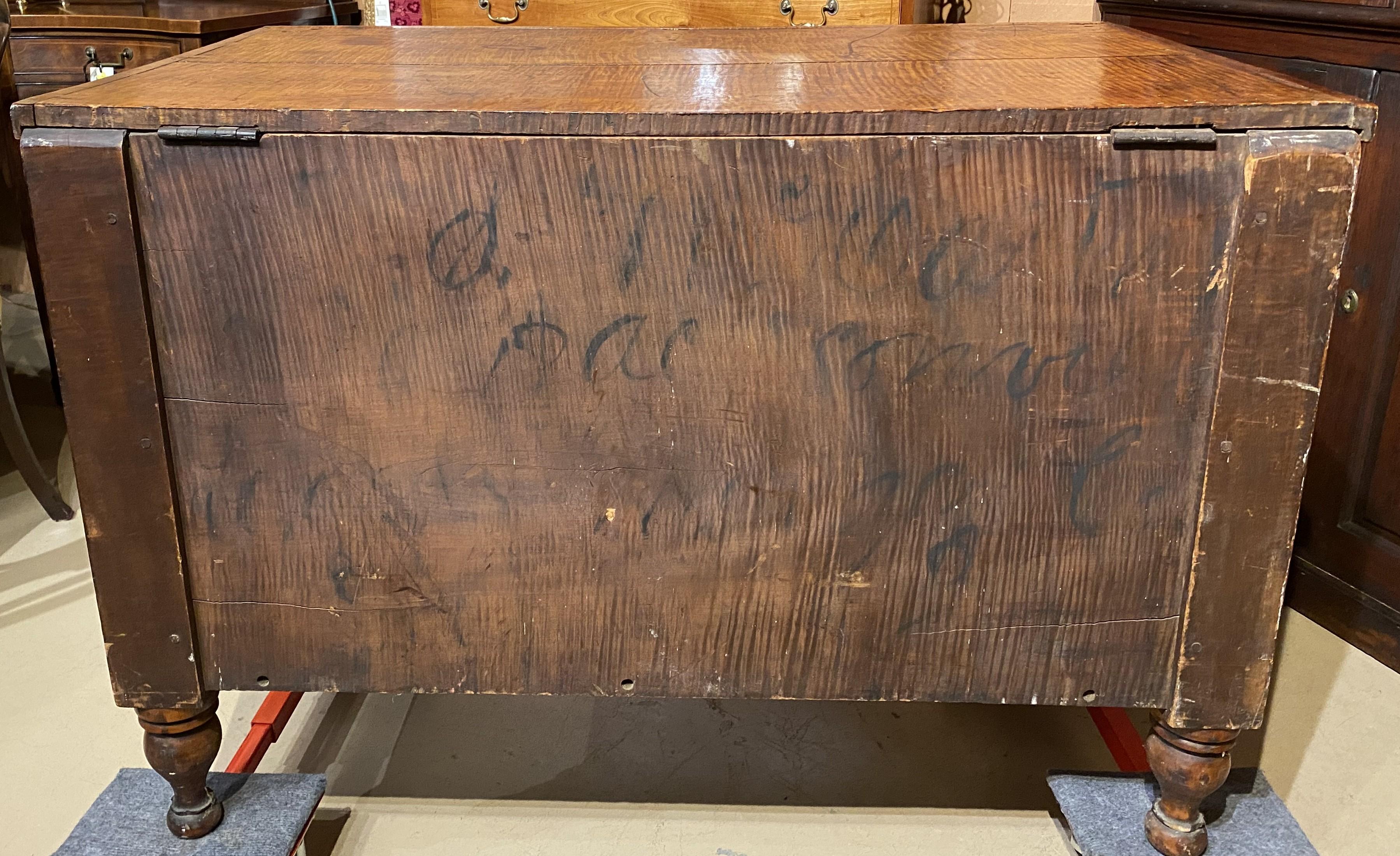 Cassapanca per coperte o cassetta per legna da ardere di Sheraton Tiger dell'inizio del XIX secolo. In condizioni buone in vendita a Milford, NH