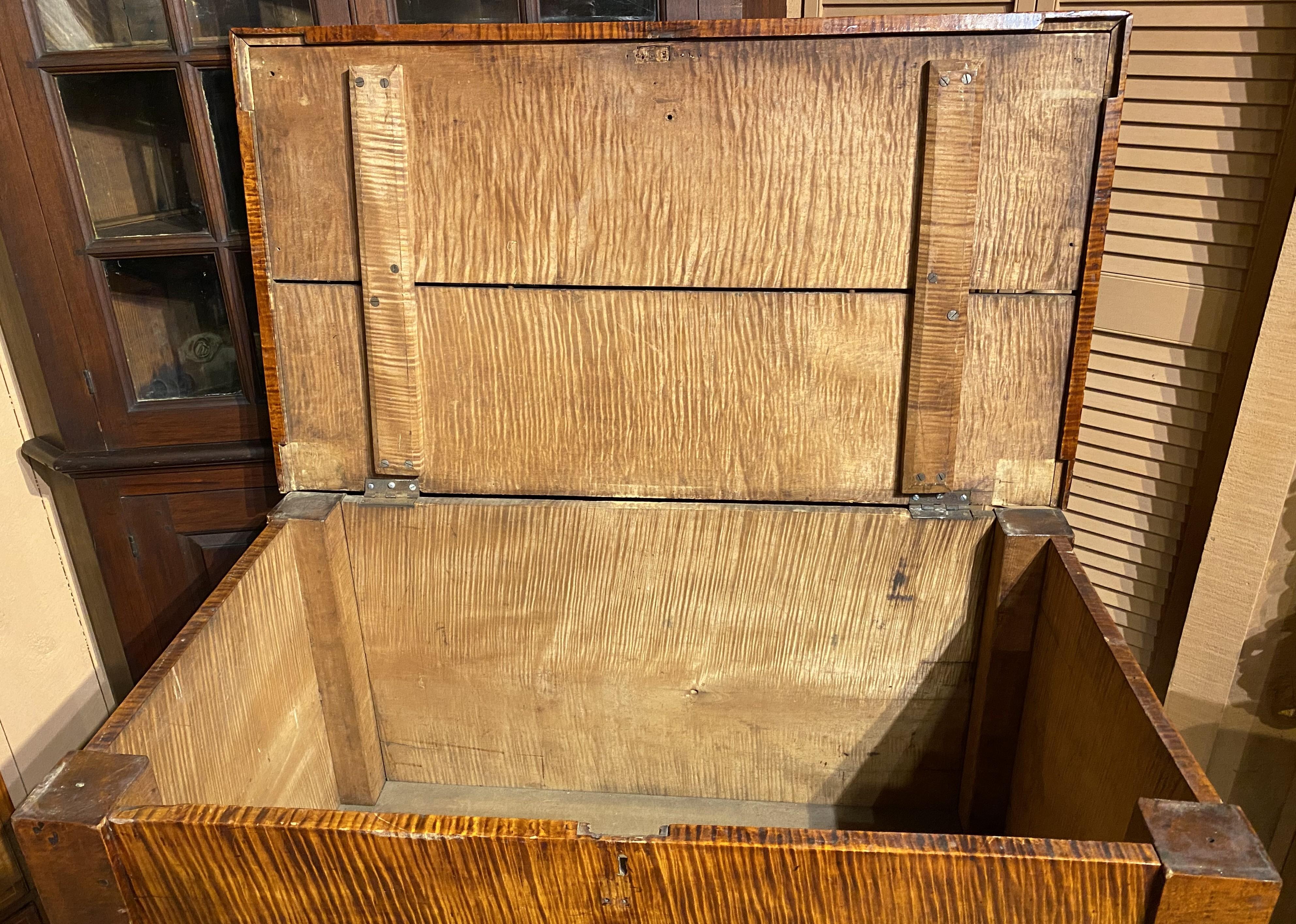 Cassapanca per coperte o cassetta per legna da ardere di Sheraton Tiger dell'inizio del XIX secolo. in vendita 1