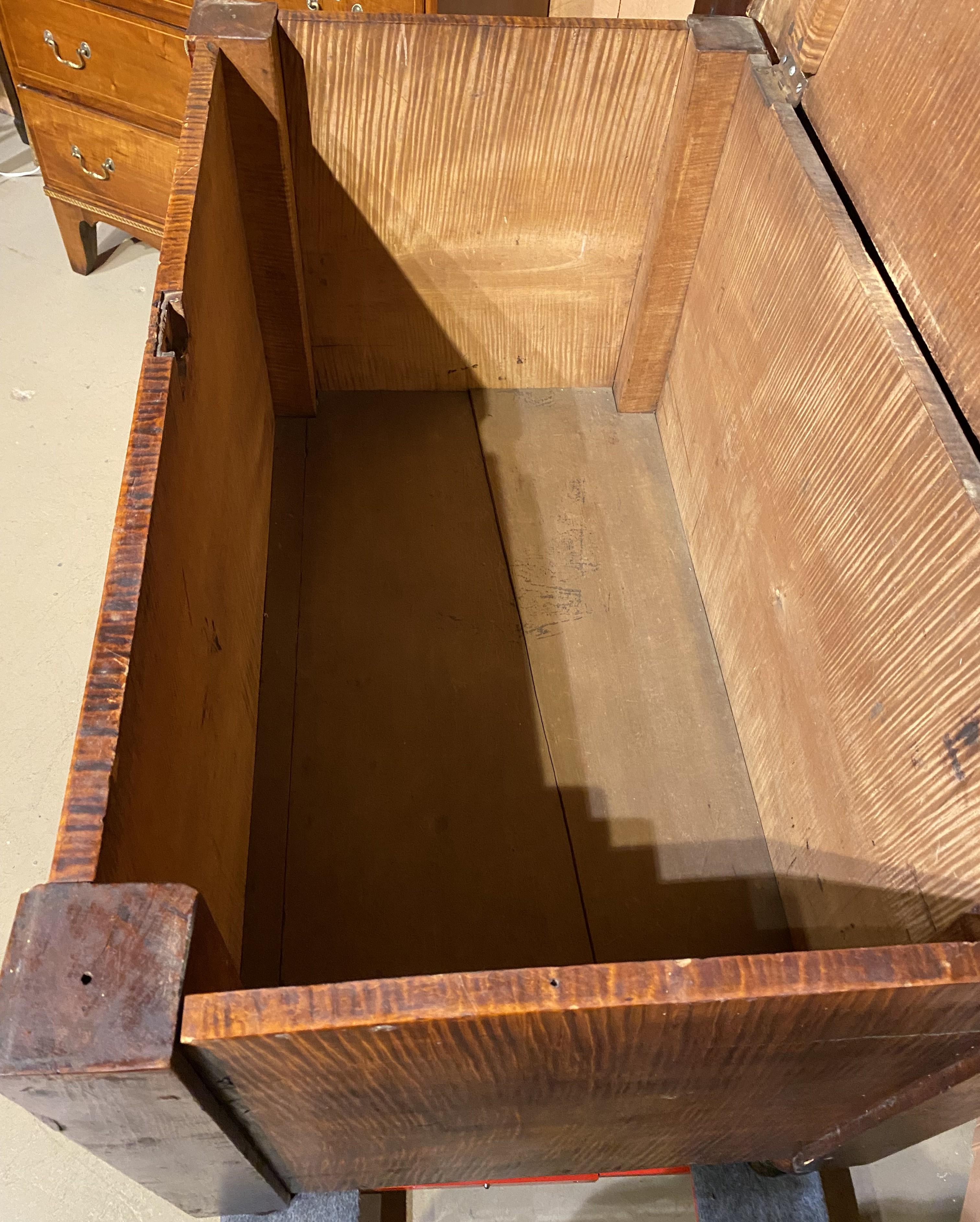 Cassapanca per coperte o cassetta per legna da ardere di Sheraton Tiger dell'inizio del XIX secolo. in vendita 2