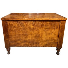 Early American 19th c Country Sheraton Tiger Maple Blanket Chest or Firewood Box (Coffre à couvertures ou à bois de chauffage)