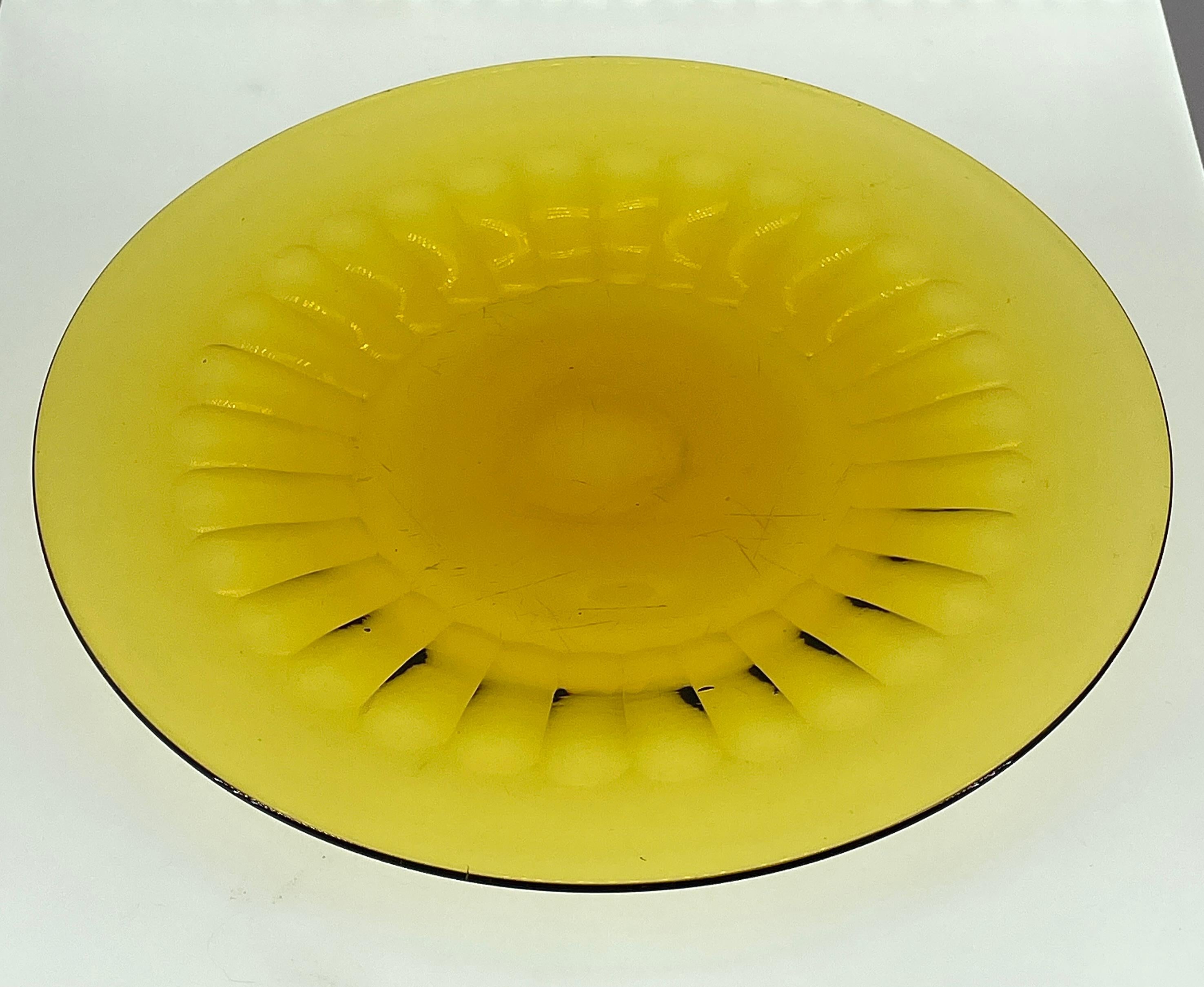 Nunca hemos visto nada igual, cada placa pesa más de 2 libras (2 lb 2,3 oz.) Marca de póntil de tierra al centro, y suenan verdaderas y largas como el cristal, pero no estamos seguros de qué tipo de cristal. Tienen un diseño geométrico de mediados