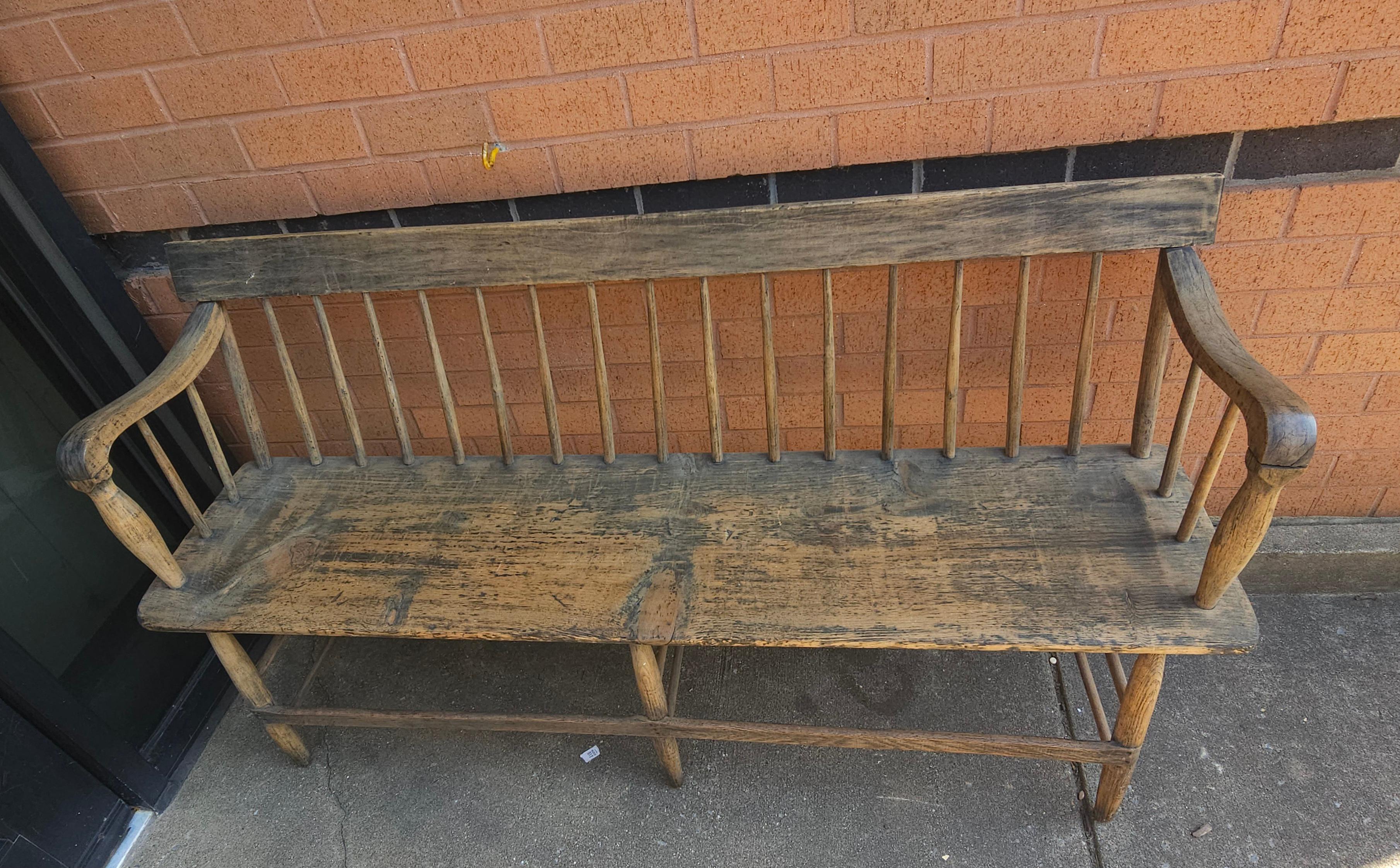 Early American American Weathered Wood Bench In Good Condition In Germantown, MD