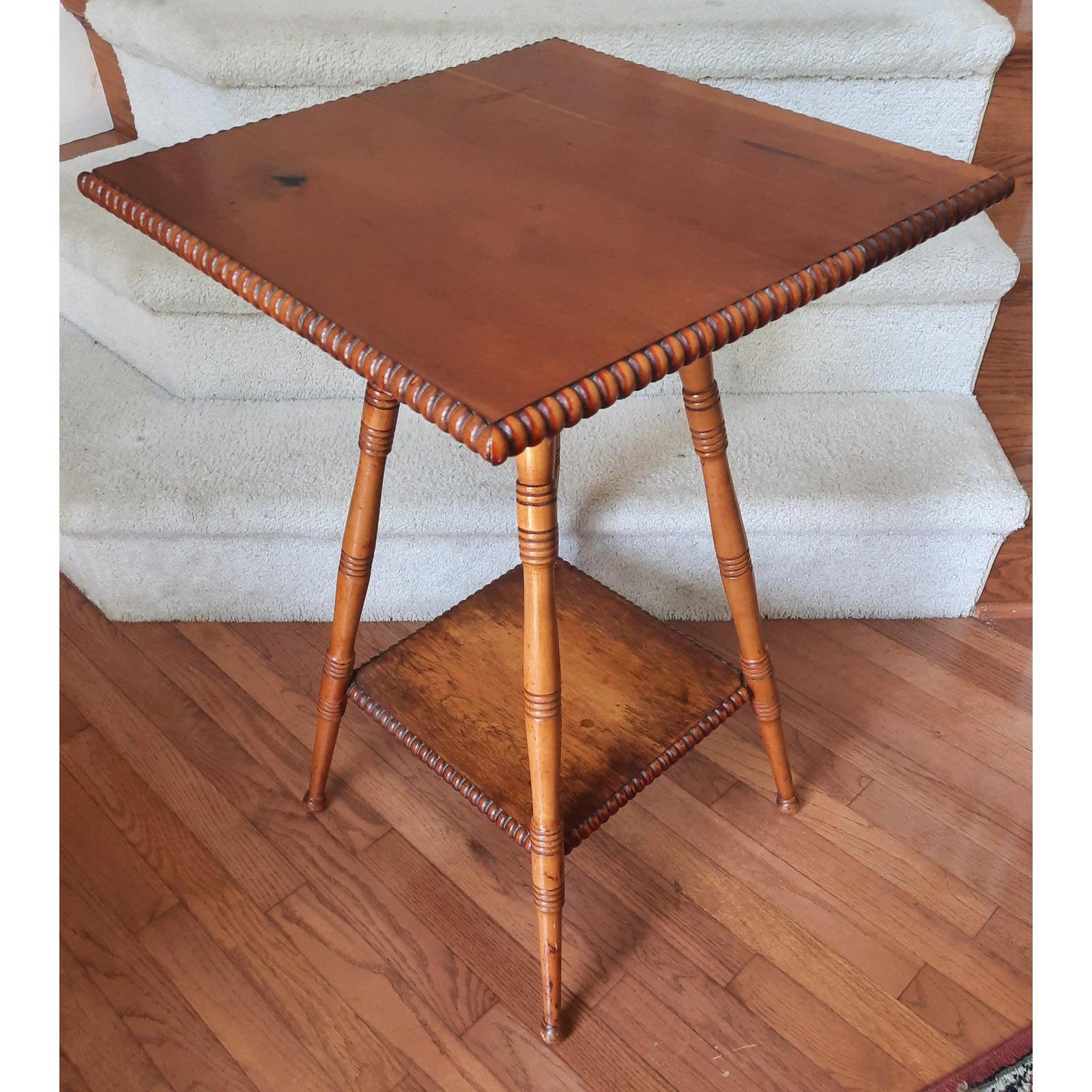 Early American Bobbin Leg Parlor Accent Table In Good Condition For Sale In Germantown, MD