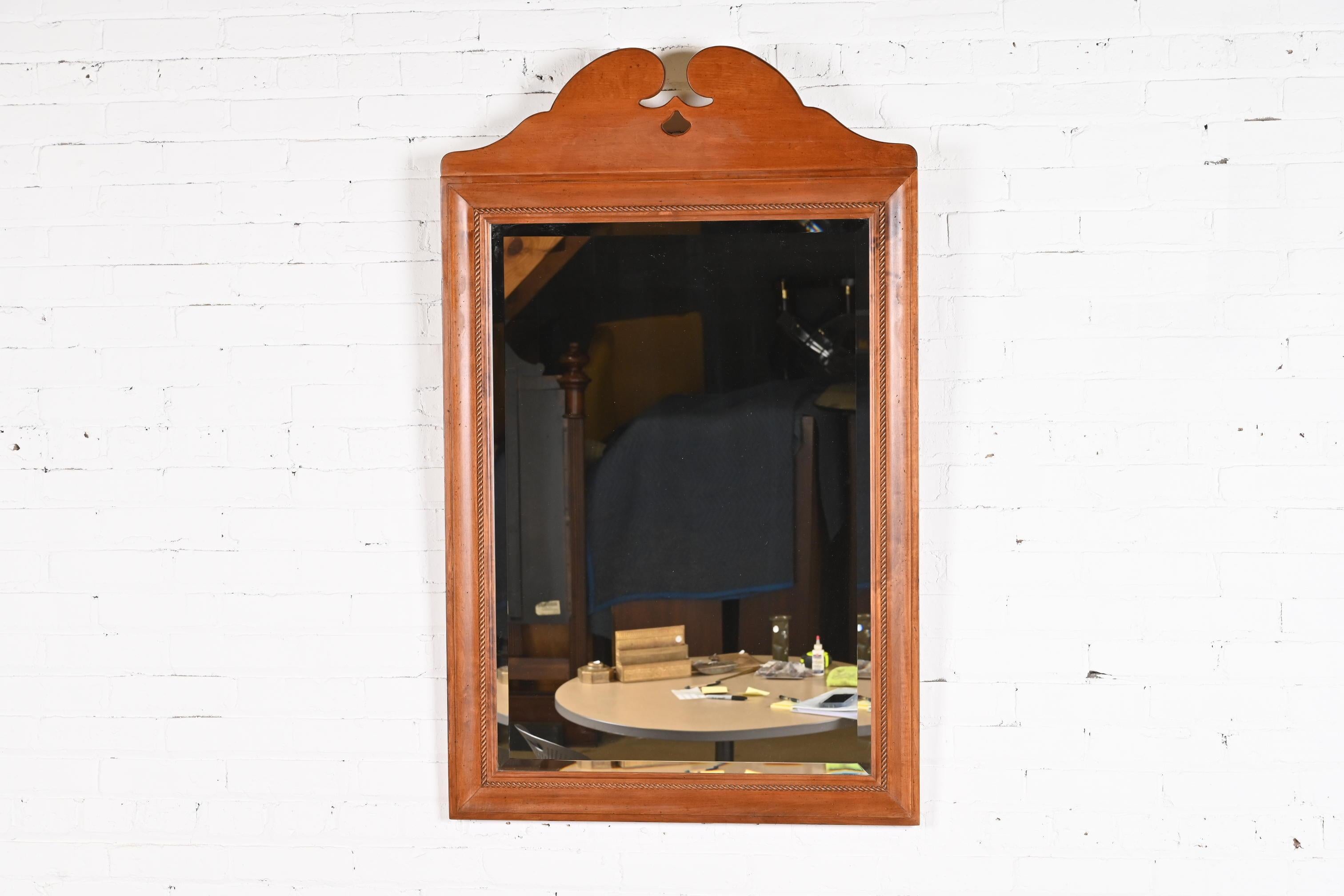A stylish Early American or American Colonial style maple framed beveled wall mirror

USA, Late 20th Century

Measures: 30