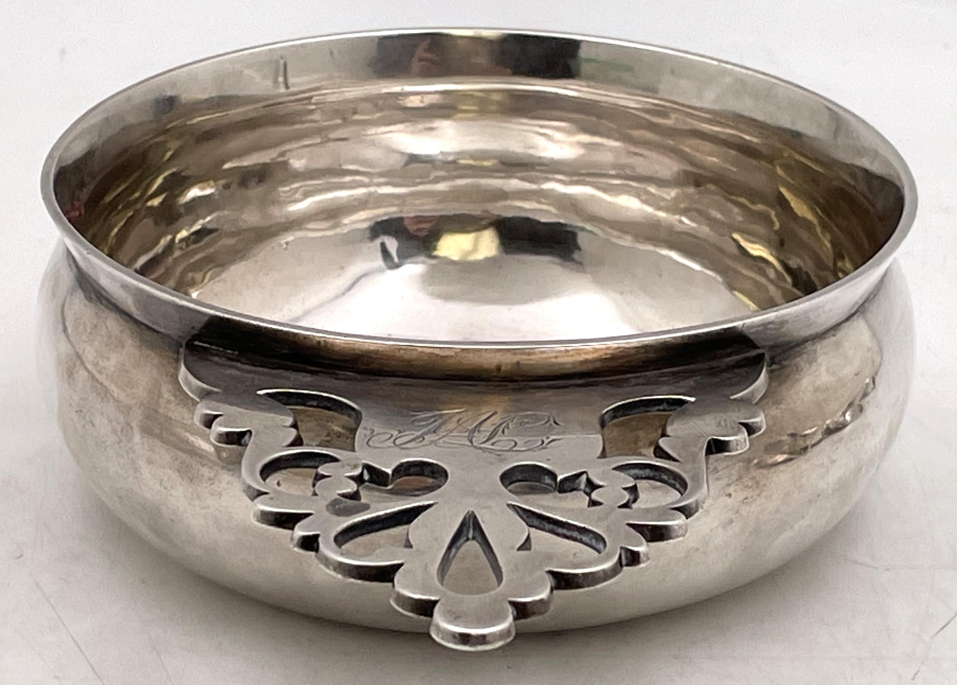 Porte-monnaie en argent, probablement du début de l'Amérique de la fin du 18e ou du début du 19e siècle, vraisemblablement du sud des États-Unis. Il mesure 7 1/2'' de longueur, 4 3/4'' de profondeur et 1 7/8'' de hauteur. Il est marqué AWL au bas de