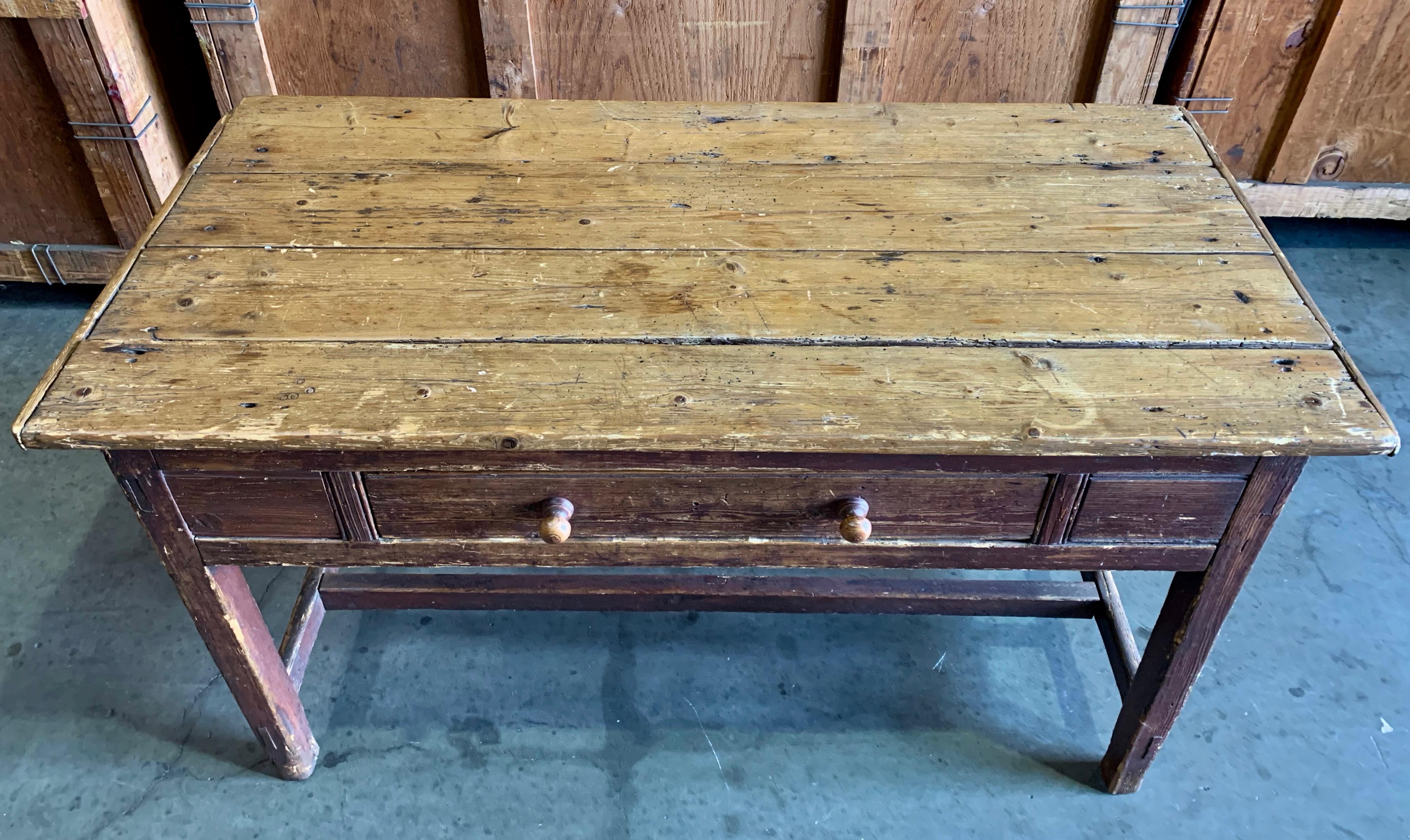 Early American Console Table in Dark Brown For Sale 1