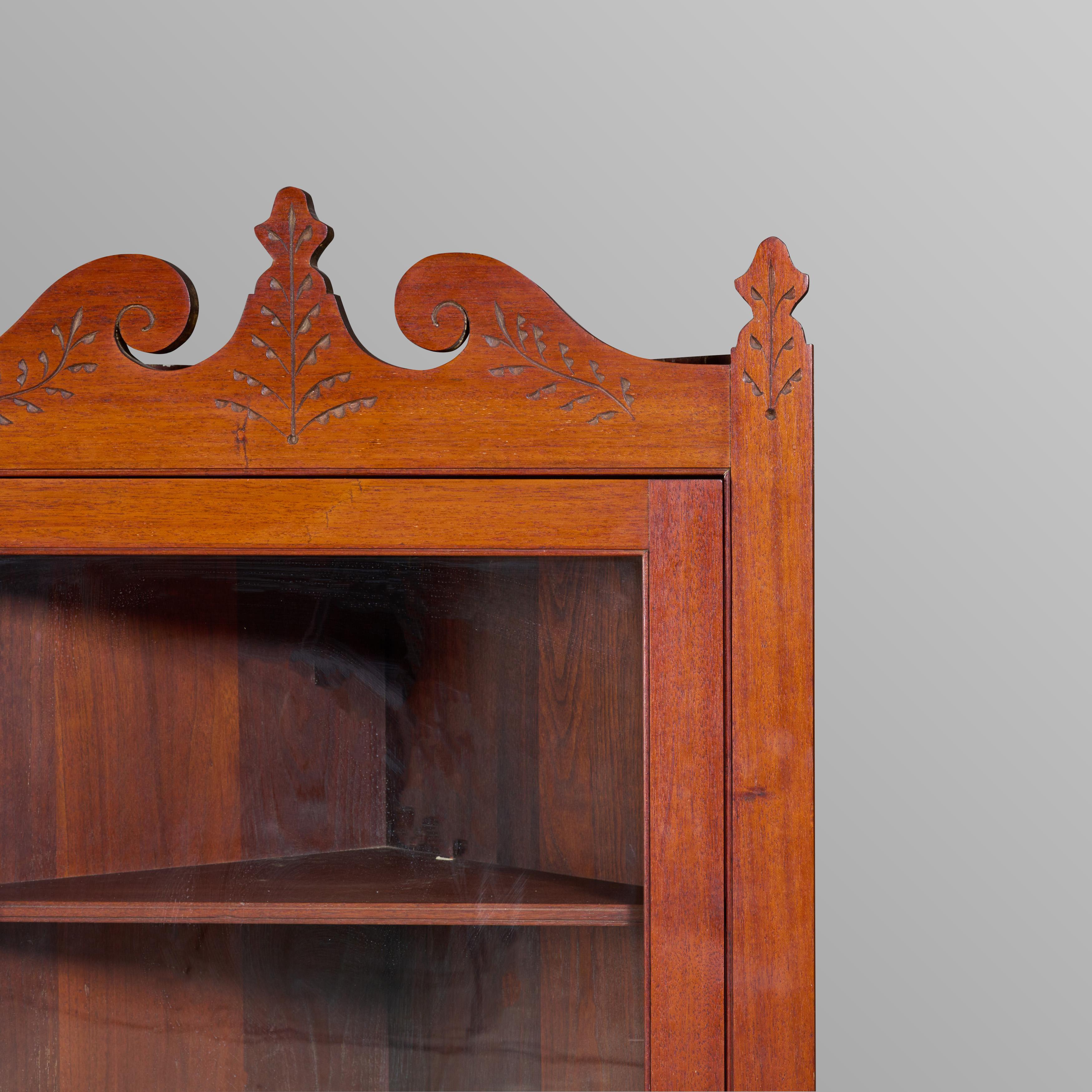 Early American Corner Cabinet with Carved Pediment In Good Condition In Chicago, IL