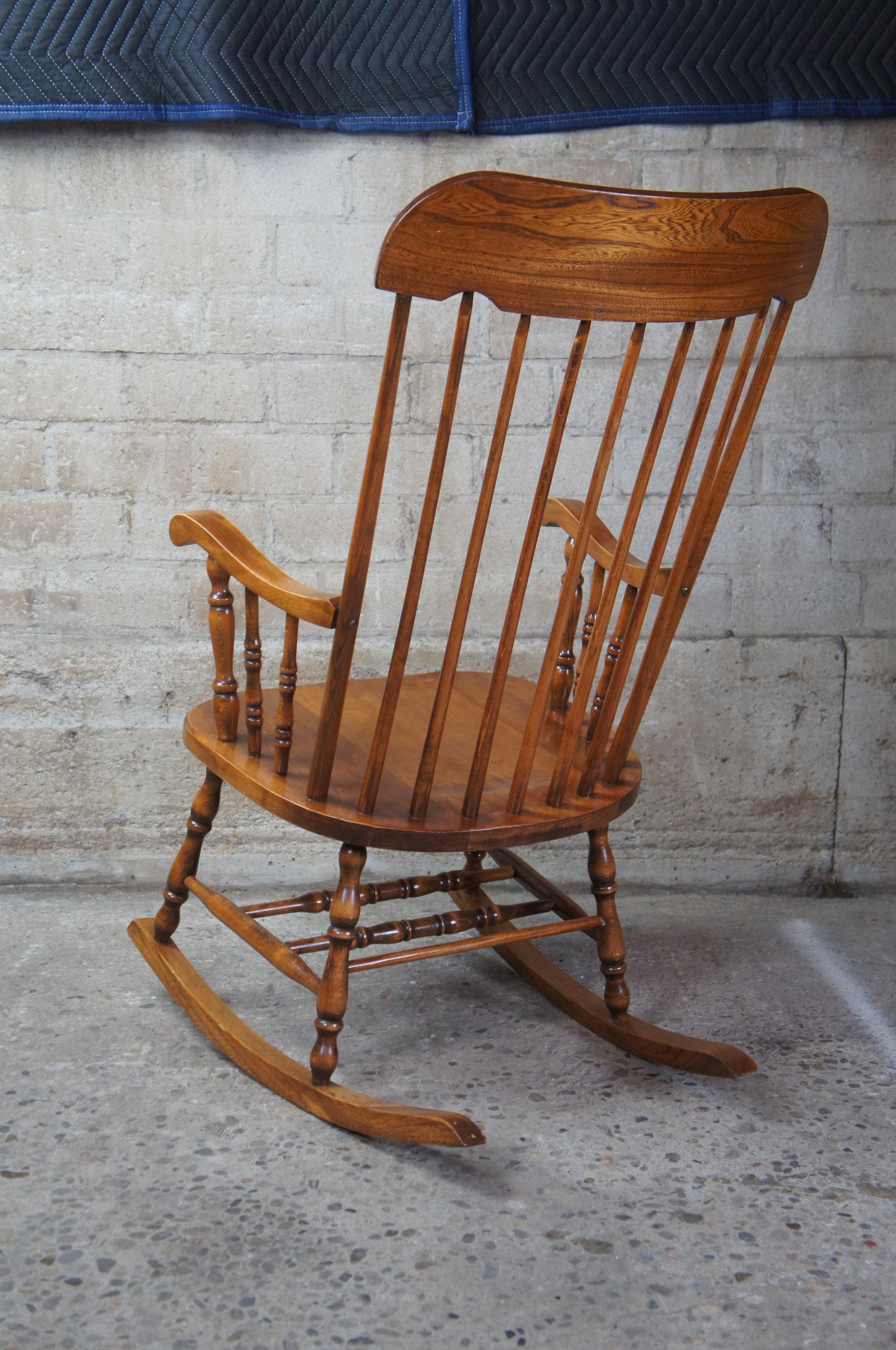 Early American Country Maple Spindle Rocking Chair Farmhouse Rocker Windsor In Good Condition In Dayton, OH