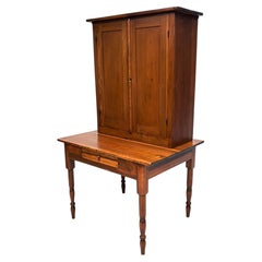 Escritorio tipo «secretaria» de dos piezas, de pino rústico americano, de estilo «Plantation», de principios del siglo XIX, circa 1830–1850