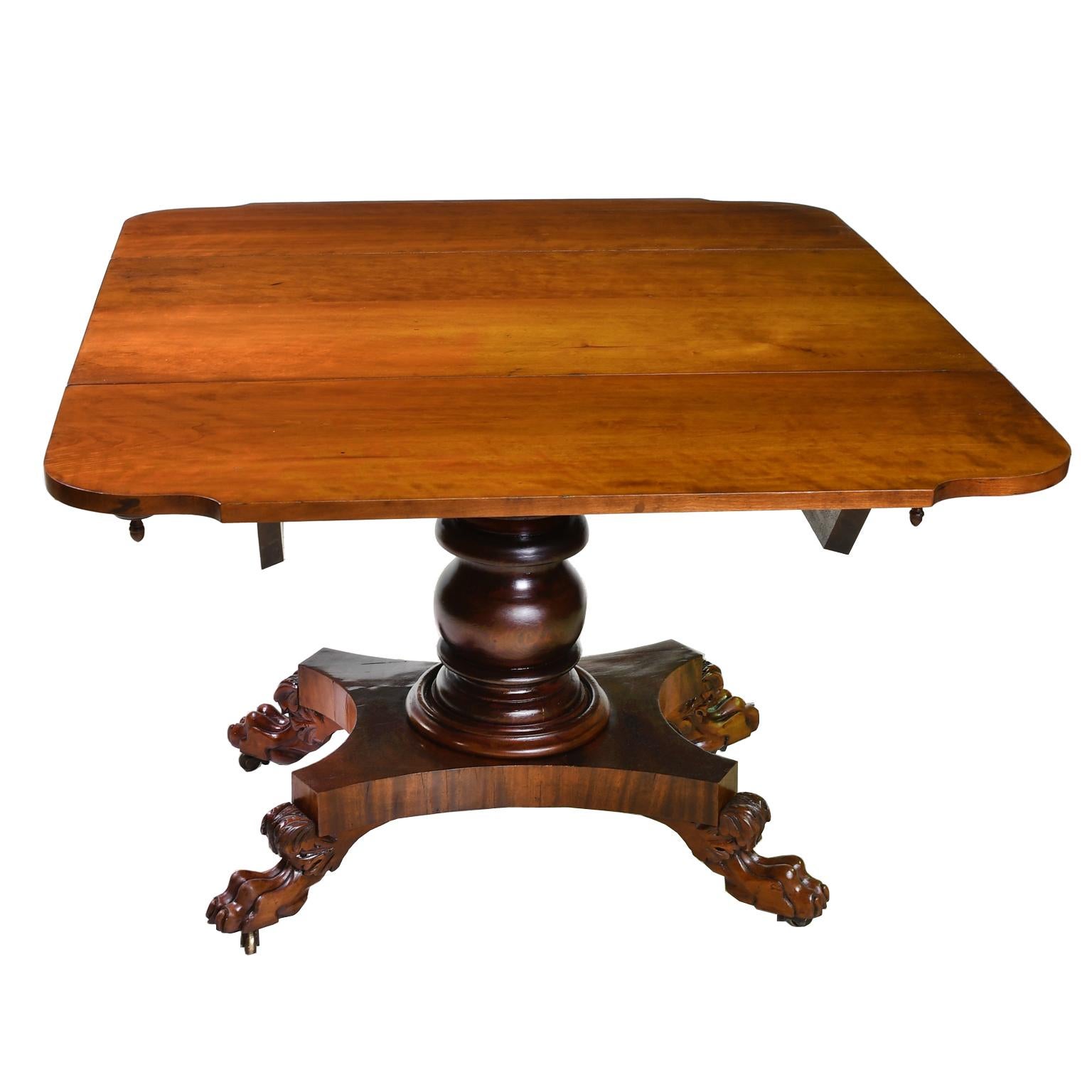 Early American Empire Drop-Leaf/ Pembroke Table in West Indies Mahogany, c. 1830 For Sale 2