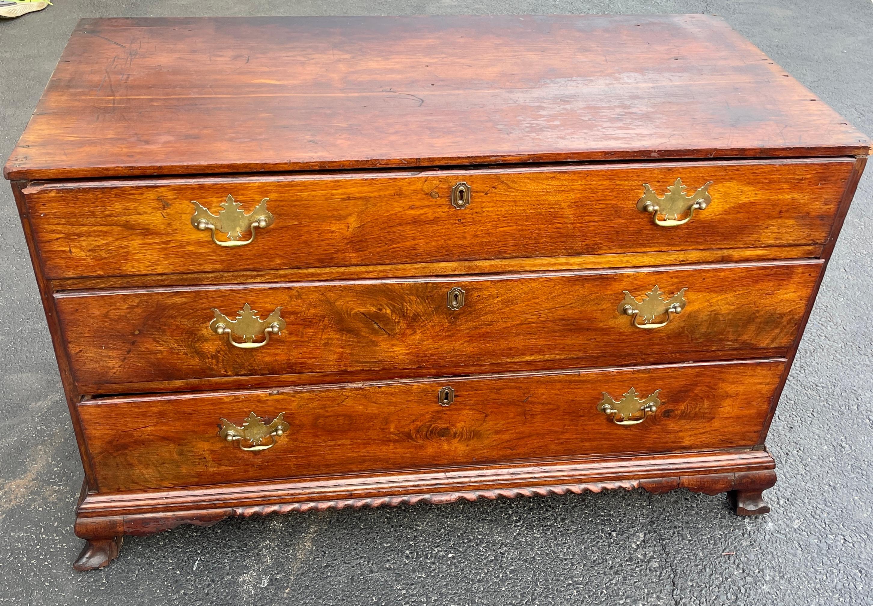 Early American Federal Chest of Drawers 2