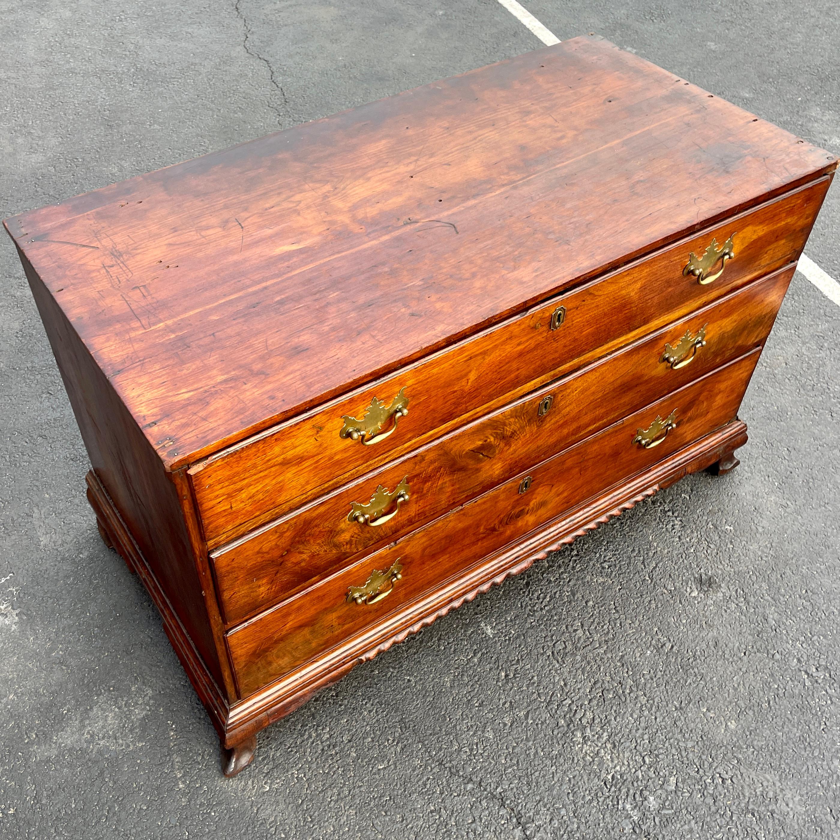 Early American Federal Chest of Drawers 3