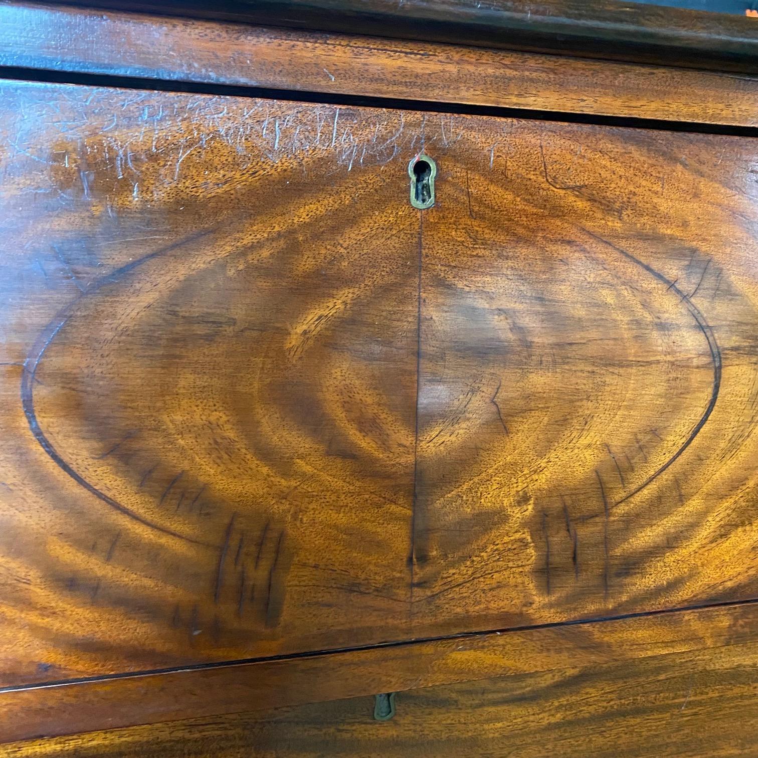  Early American Federal Chest of Drawers in Bookmatched Mahogany For Sale 6