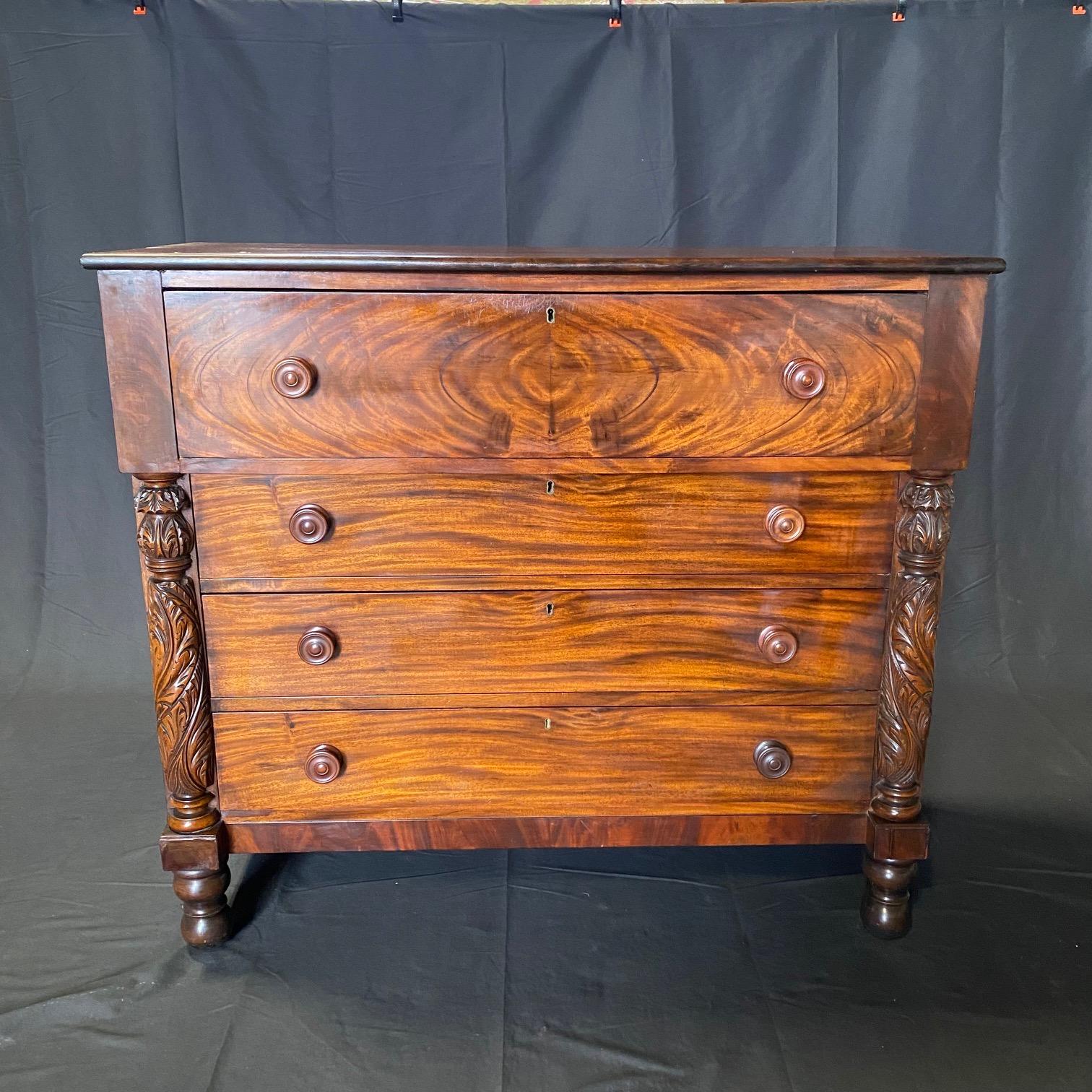  Early American Federal Chest of Drawers in Bookmatched Mahogany In Good Condition For Sale In Hopewell, NJ