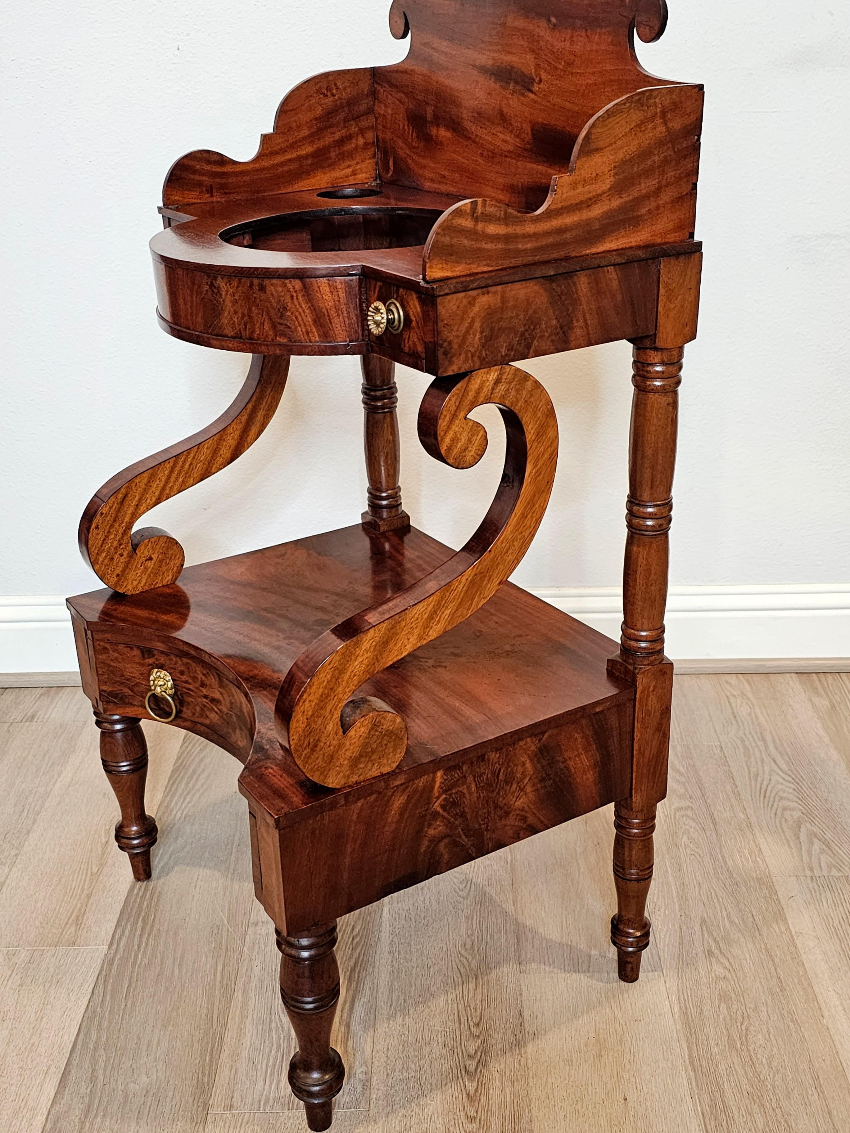 A rare and stunning Federal period (1789-1823) early American flame mahogany wash stand. circa 1810

Exquisitely hand-crafted in the Northeastern United States in the early 19th century, fine quality craftsmanship and construction with superb detail