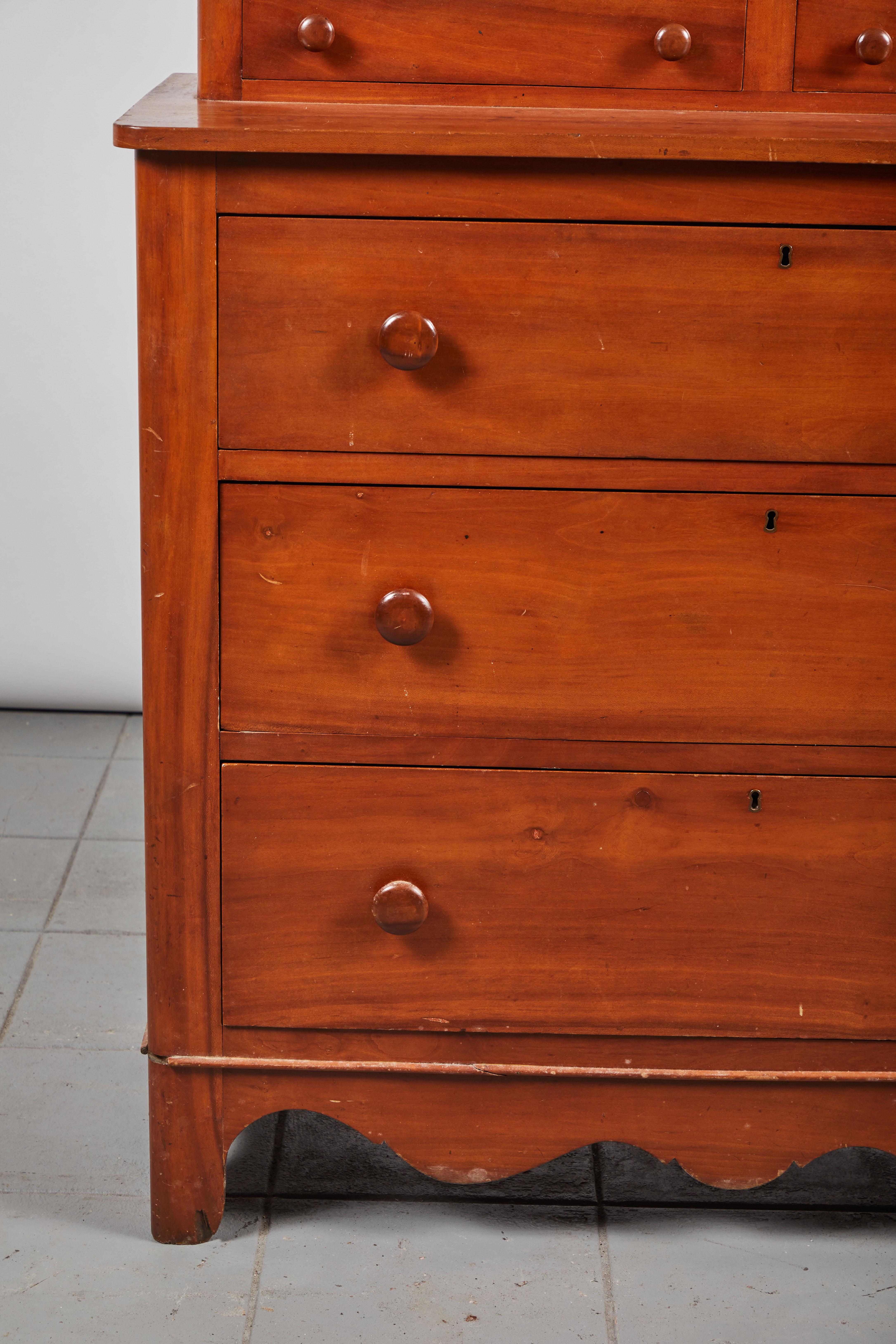 Early American Five-Drawer Dresser In Good Condition In Los Angeles, CA