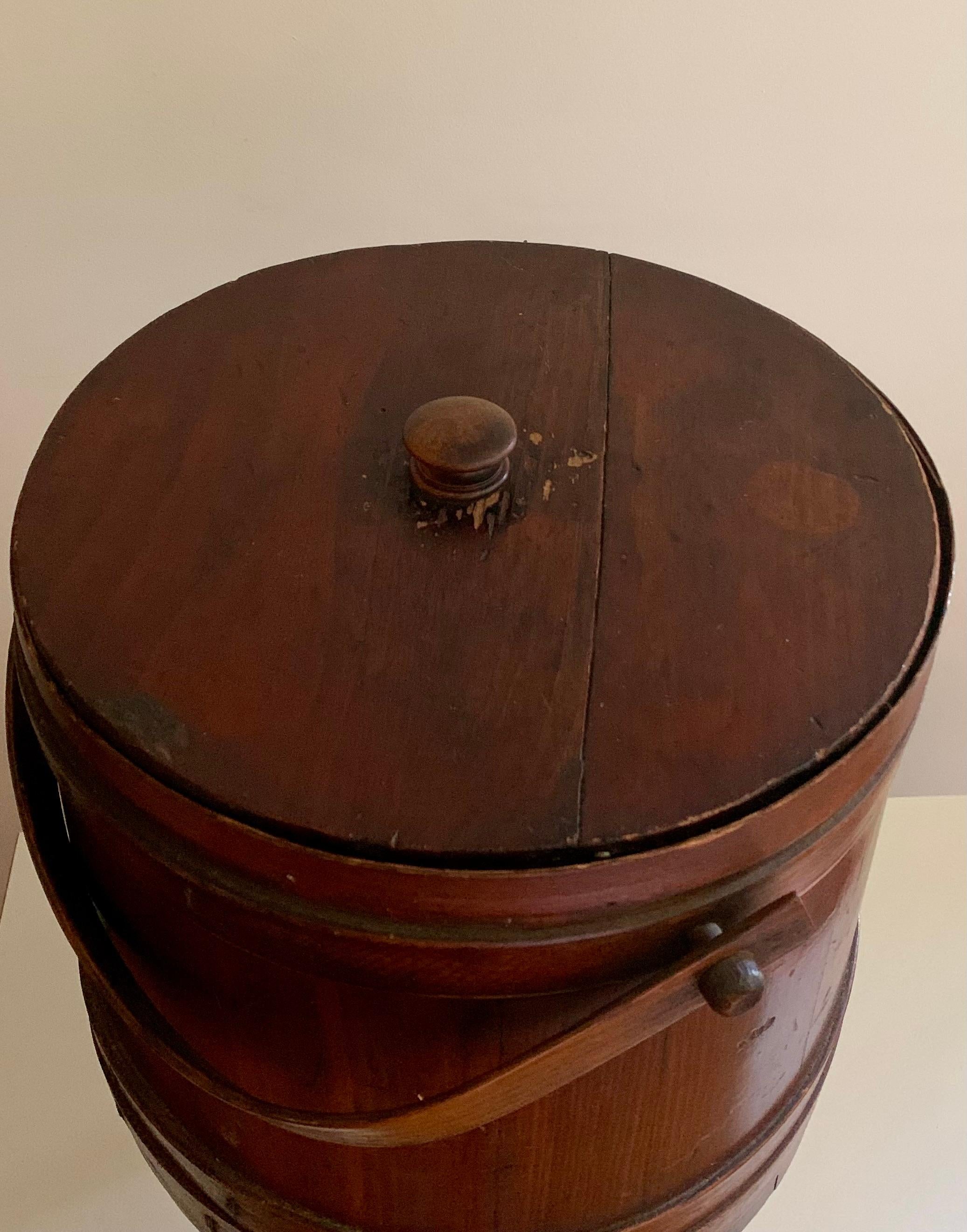 Costurero de madera de cerezo del siglo XIX del arte popular americano temprano en venta 3