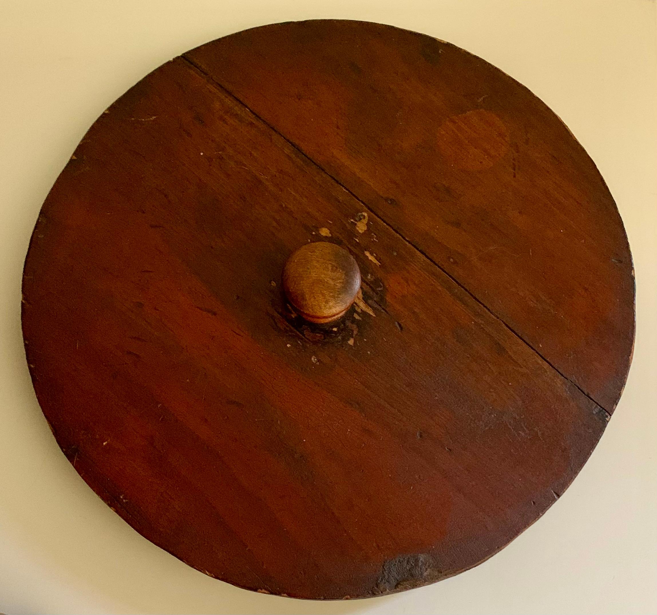 Costurero de madera de cerezo del siglo XIX del arte popular americano temprano en venta 5