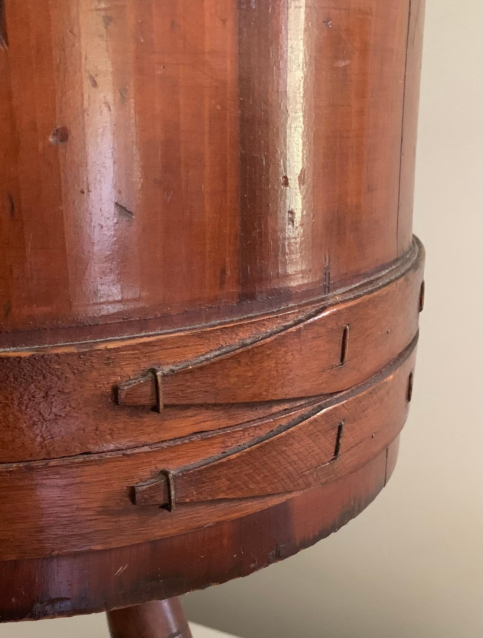 Arte popular americano temprano Recipiente de madera de cerezo con acabado de barniz original e interior de costurero 
siglo XIX
El nombre firkin procede de la palabra neerlandesa 