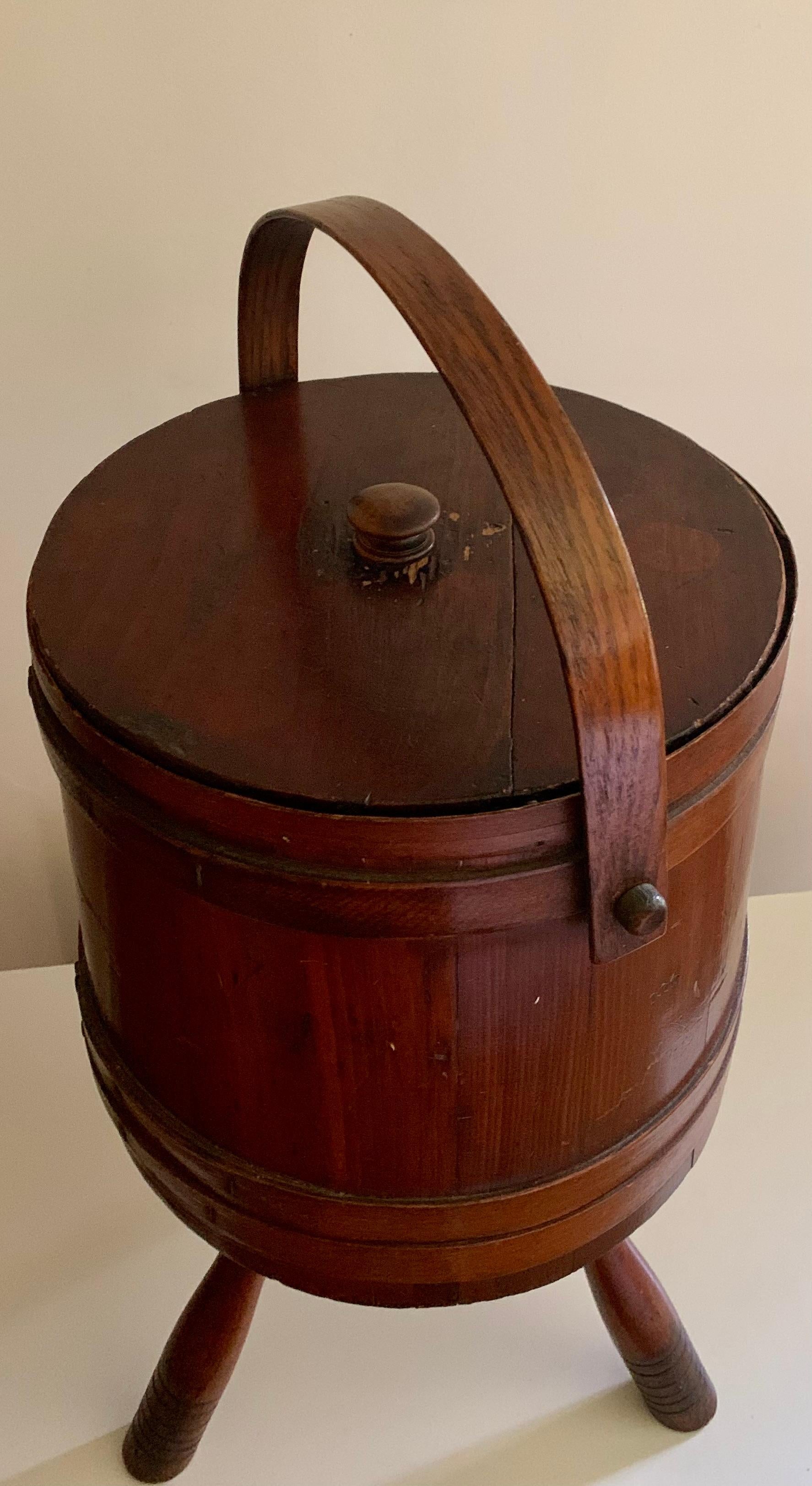 Costurero de madera de cerezo del siglo XIX del arte popular americano temprano colonial estadounidense en venta