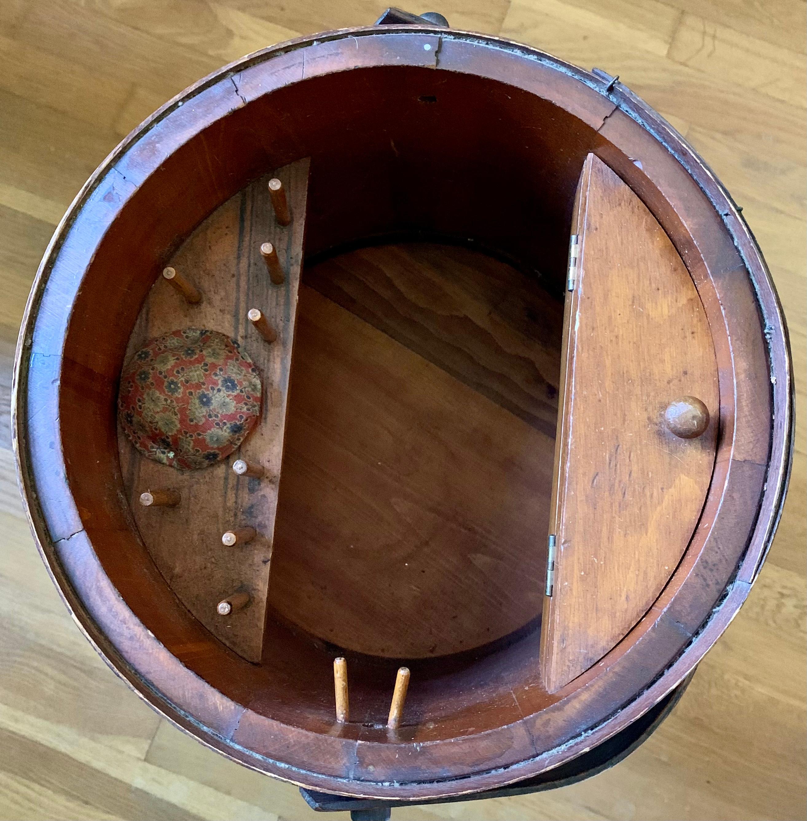 Costurero de madera de cerezo del siglo XIX del arte popular americano temprano Estadounidense en venta