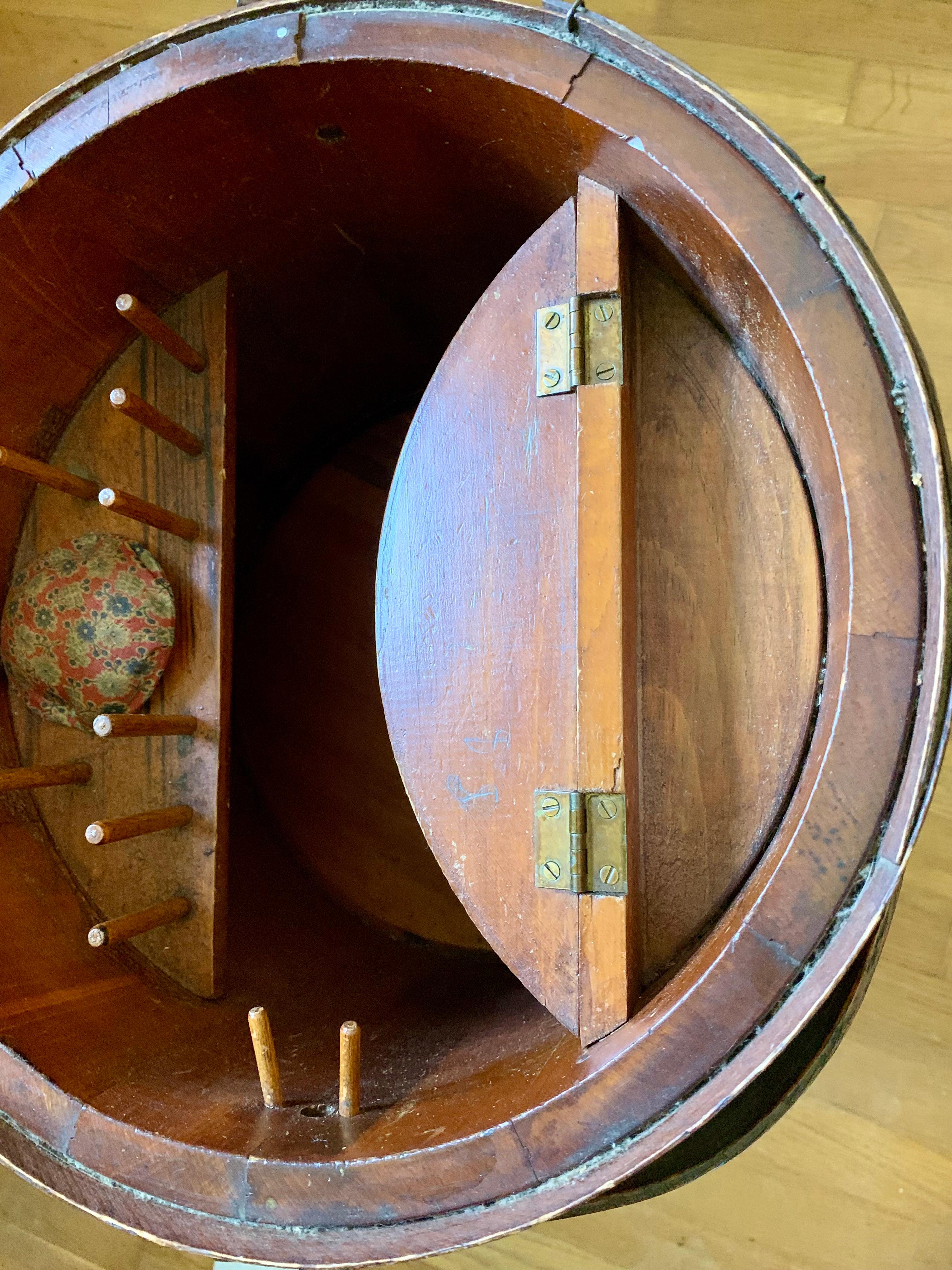 Costurero de madera de cerezo del siglo XIX del arte popular americano temprano Hecho a mano en venta
