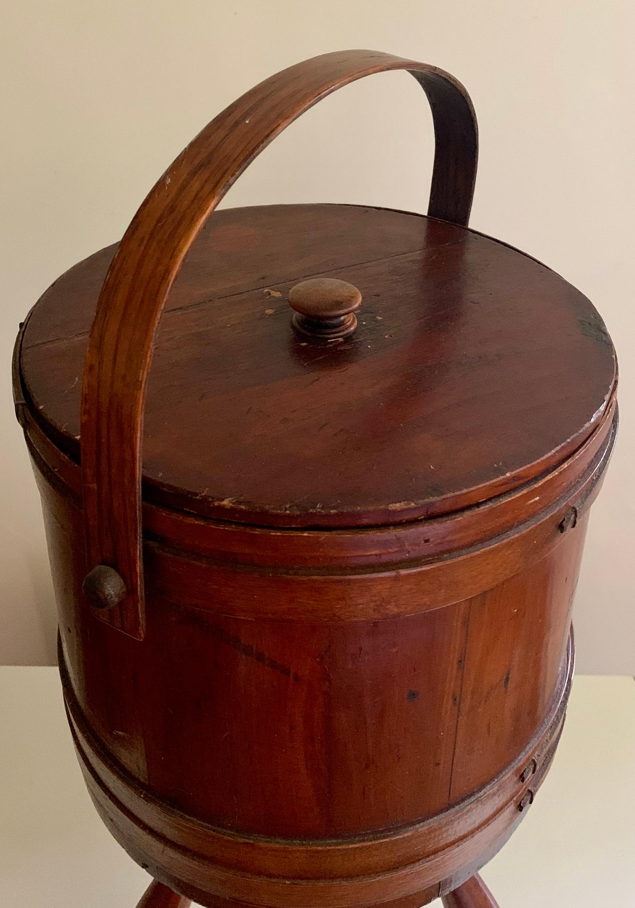 Costurero de madera de cerezo del siglo XIX del arte popular americano temprano en venta 1